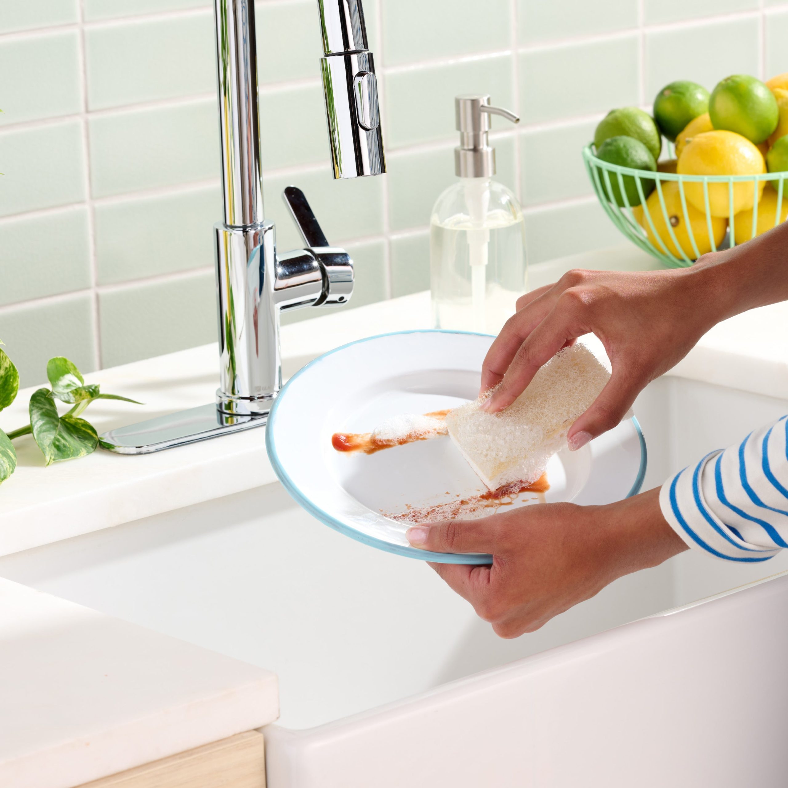 GCO_2025_Coconut_Scrubber_Sponge-PDP05_In-Use.jpg
