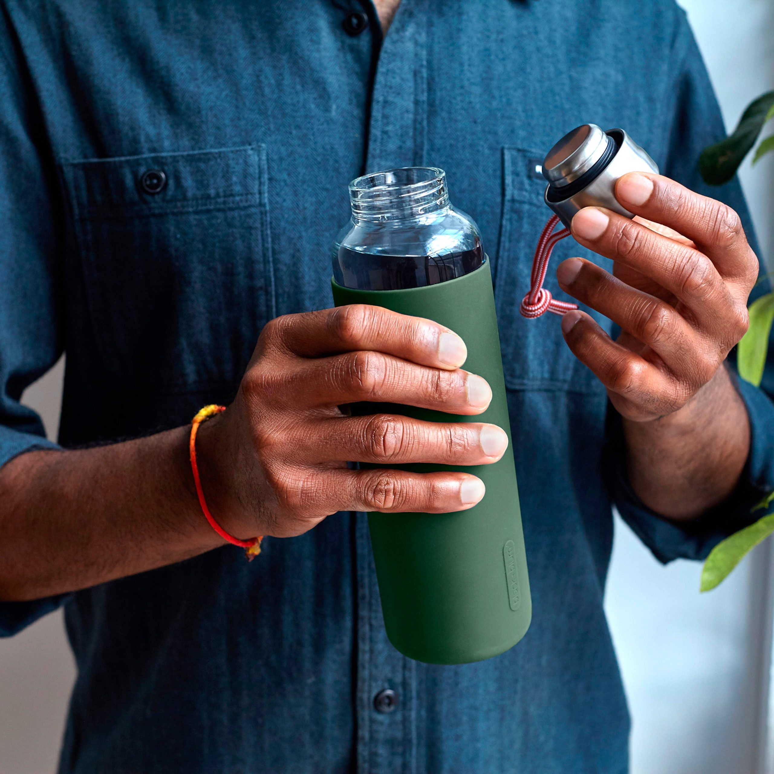 2_Blackandblum_glasswaterbottle_olive_lifestyle.jpg