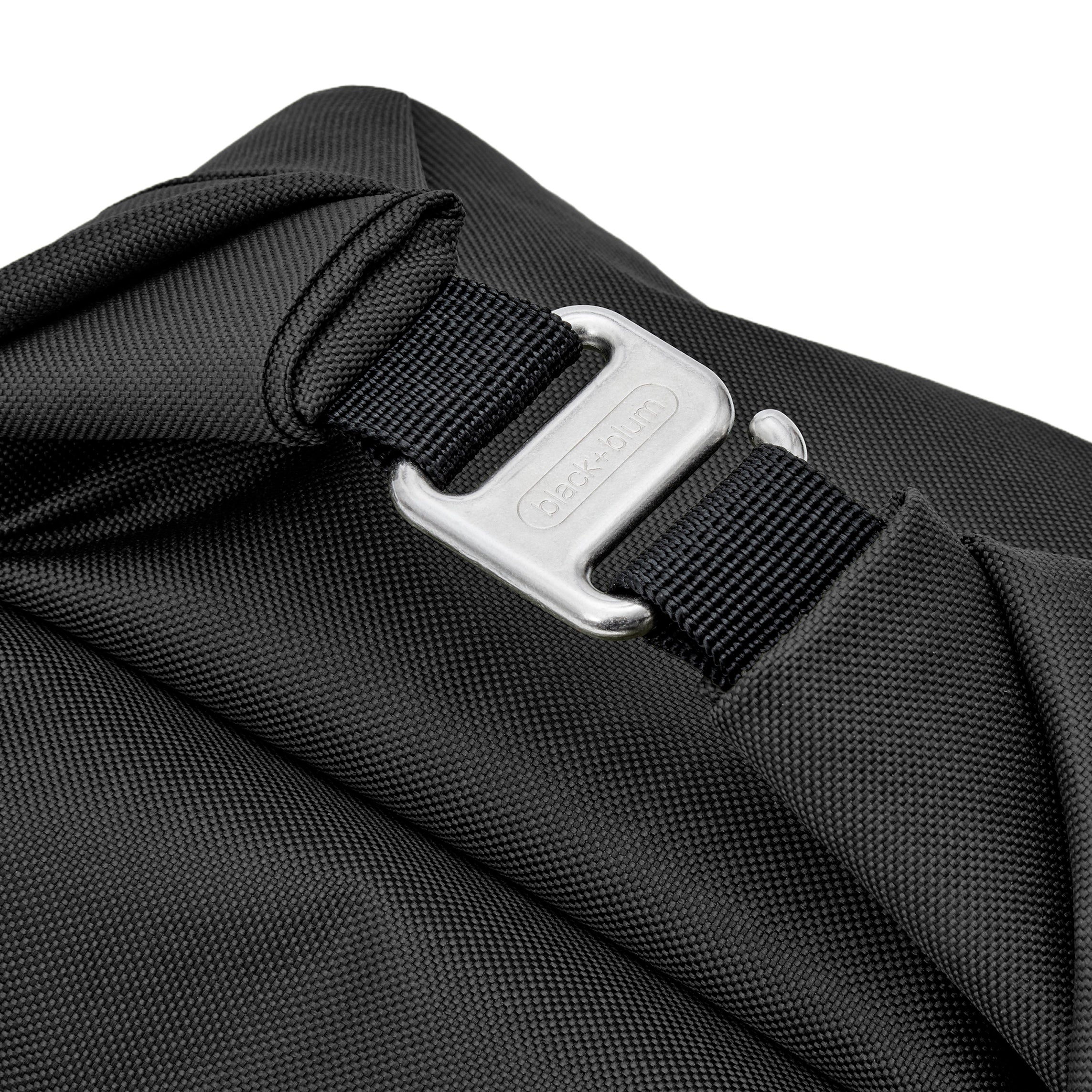3_Blackandblum_lunchbag_black_detail2.jpg