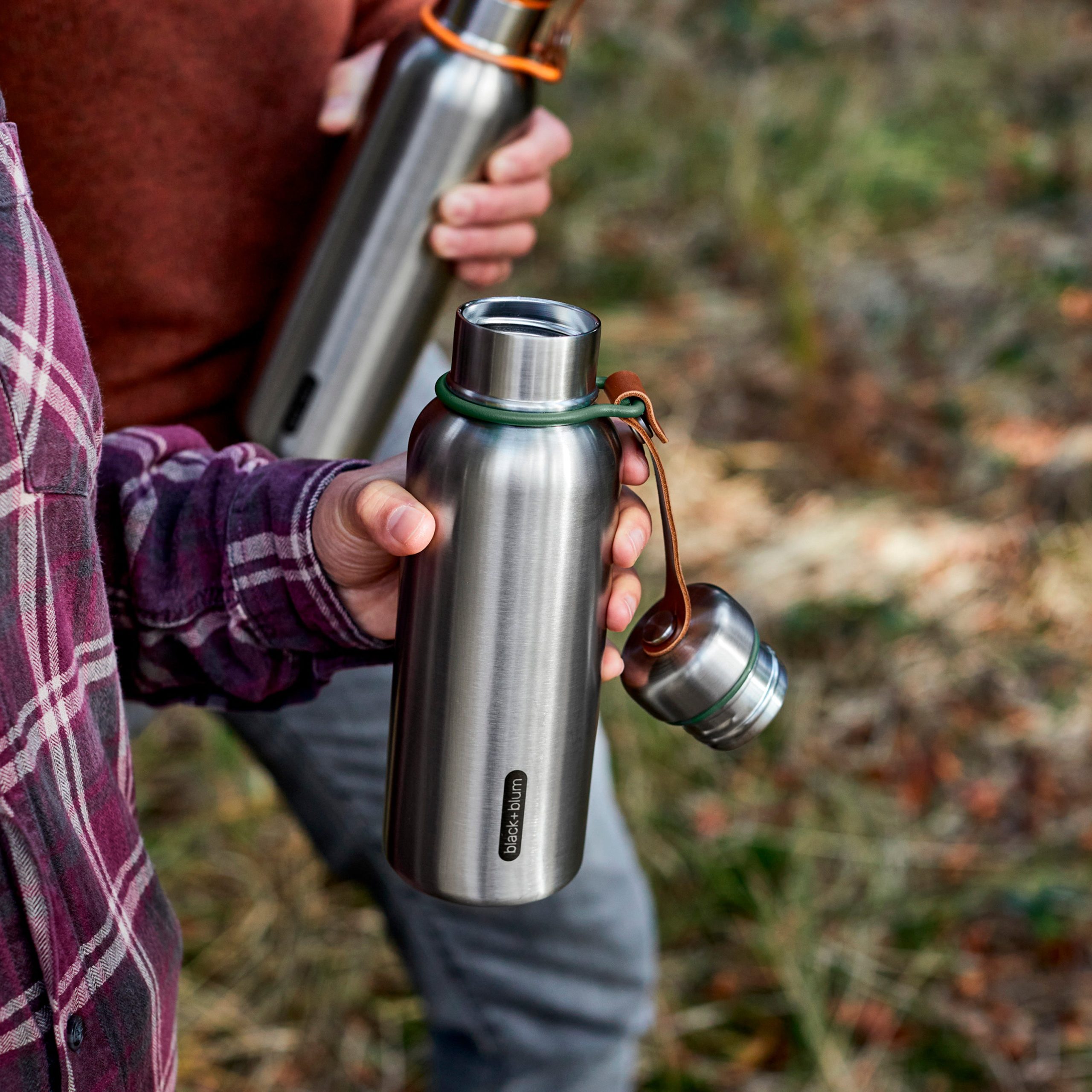 5_Blackandblum_insulatedwaterbottle_olive_lifestyle.jpg
