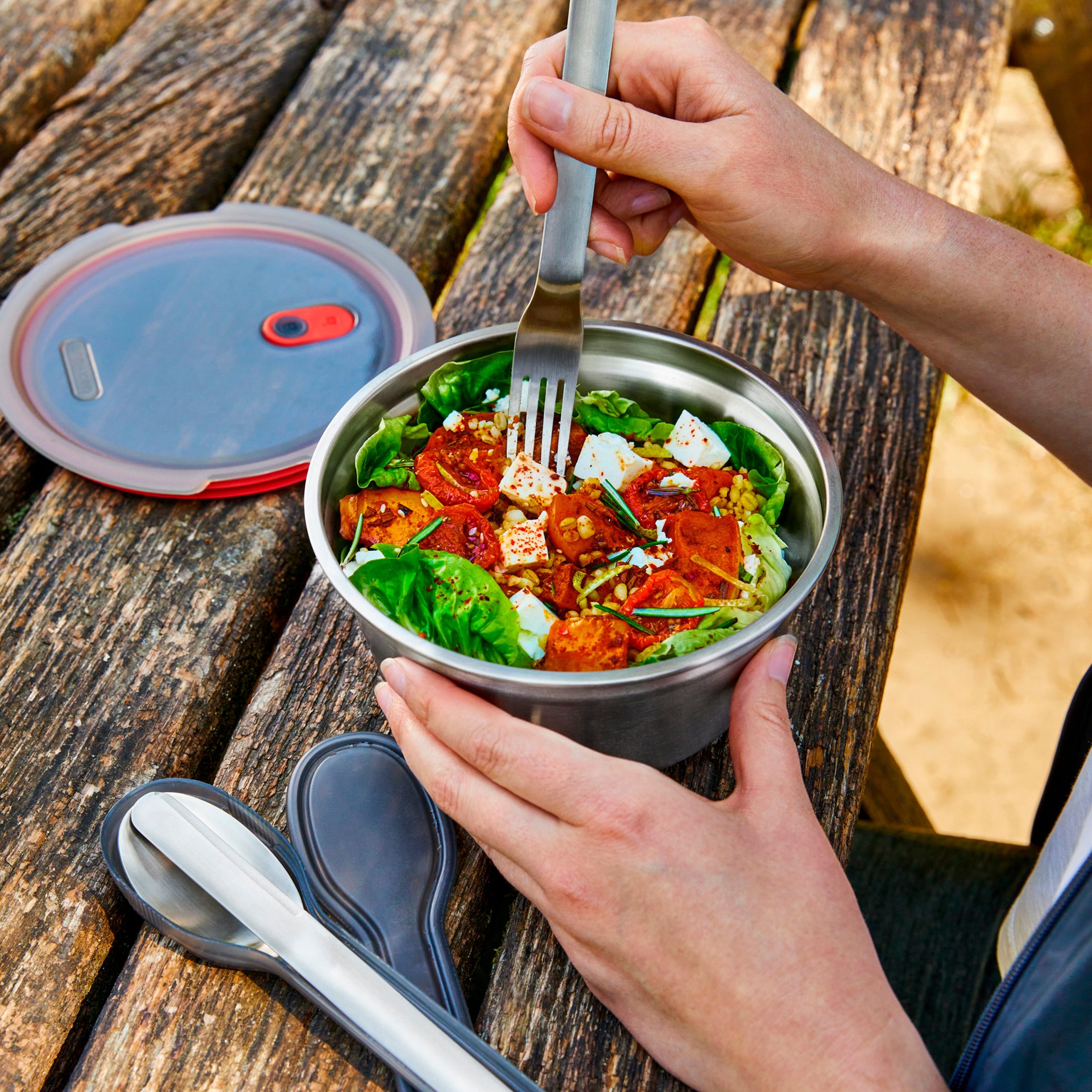 5_Blackandblum_steelfoodbowl_large_lifestyle_2.jpg