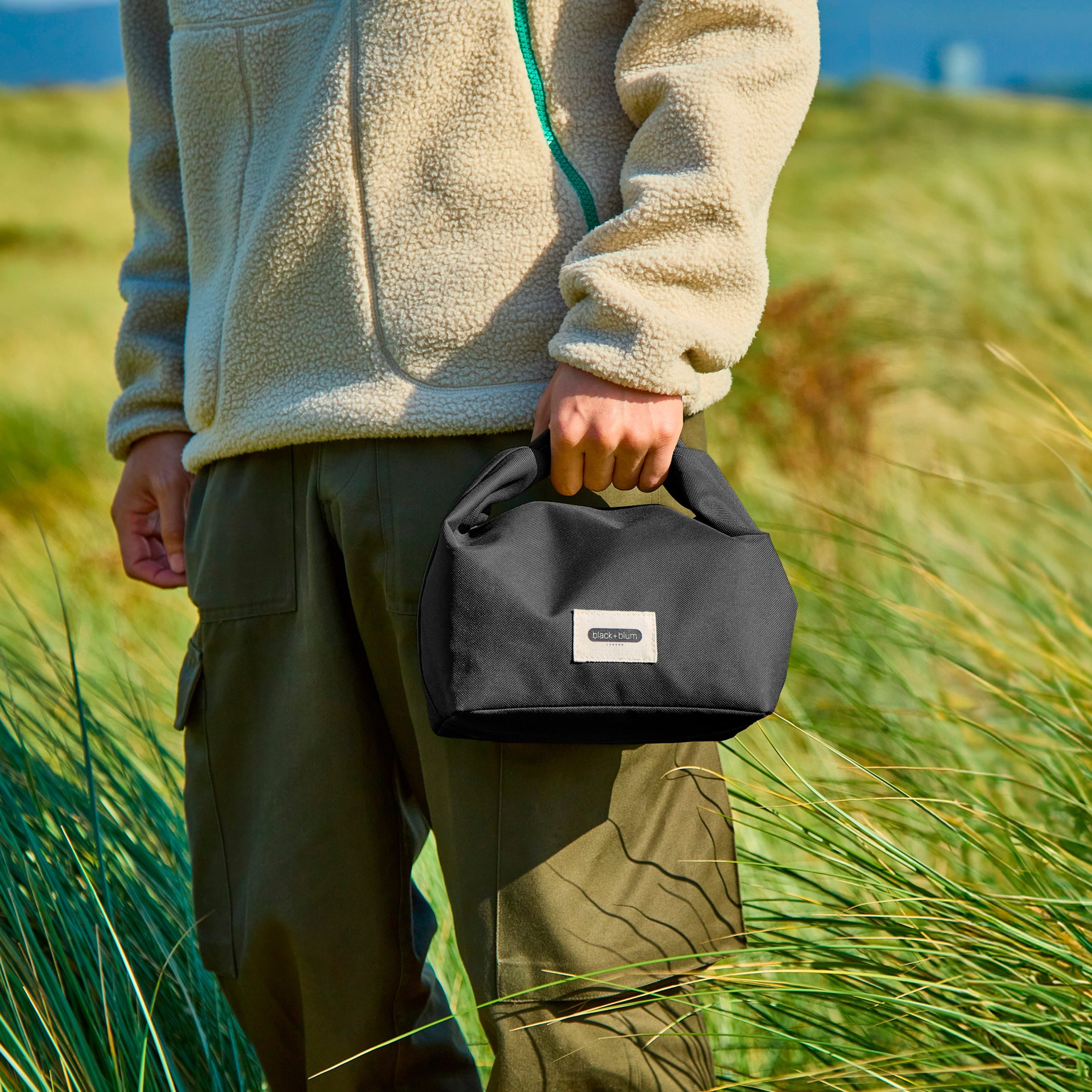 6_Blackandblum_lunchbag_black_lifestyle.jpg
