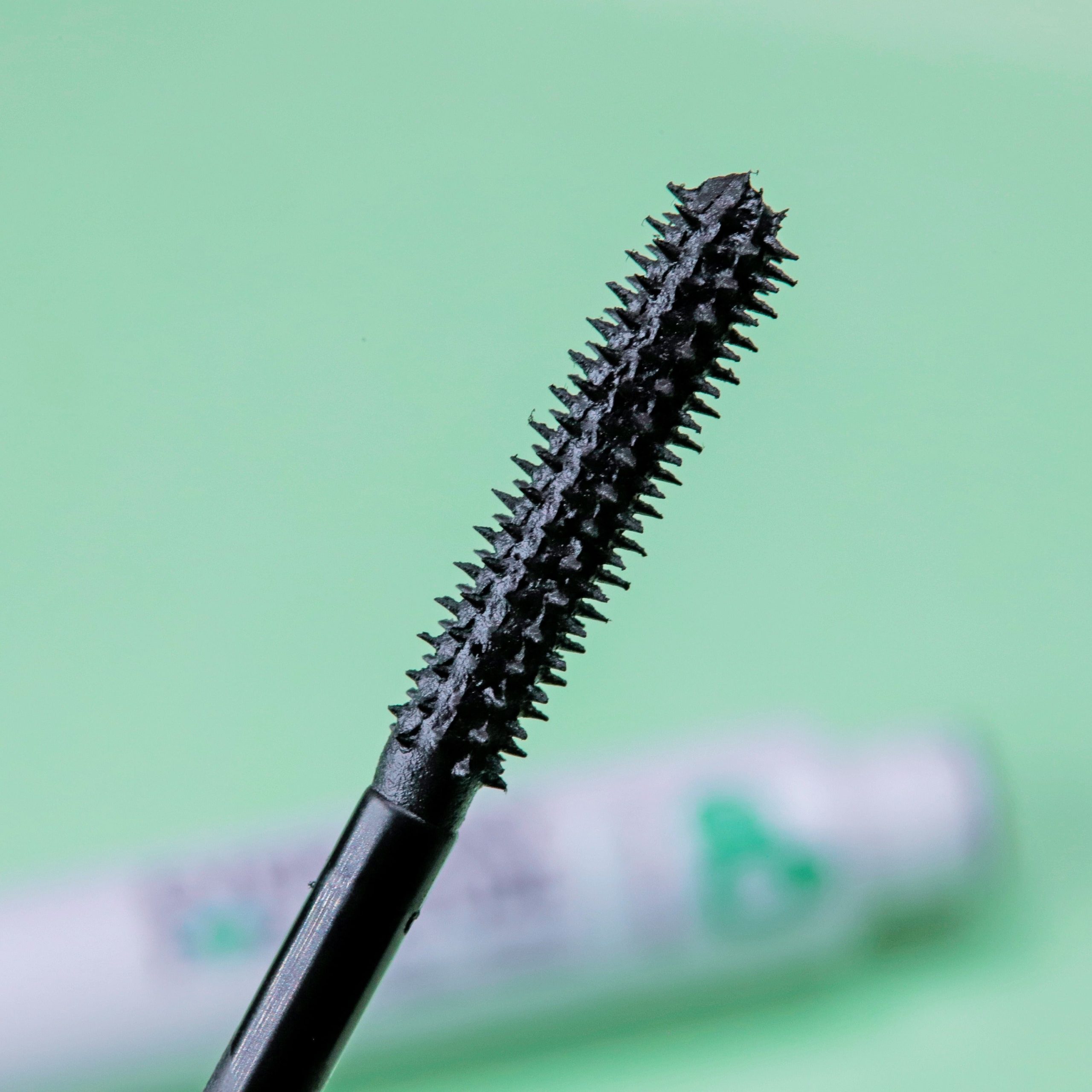 EFF_AvocadoVolumizingMascara_AVo_Lume_Lifestyle1.jpg