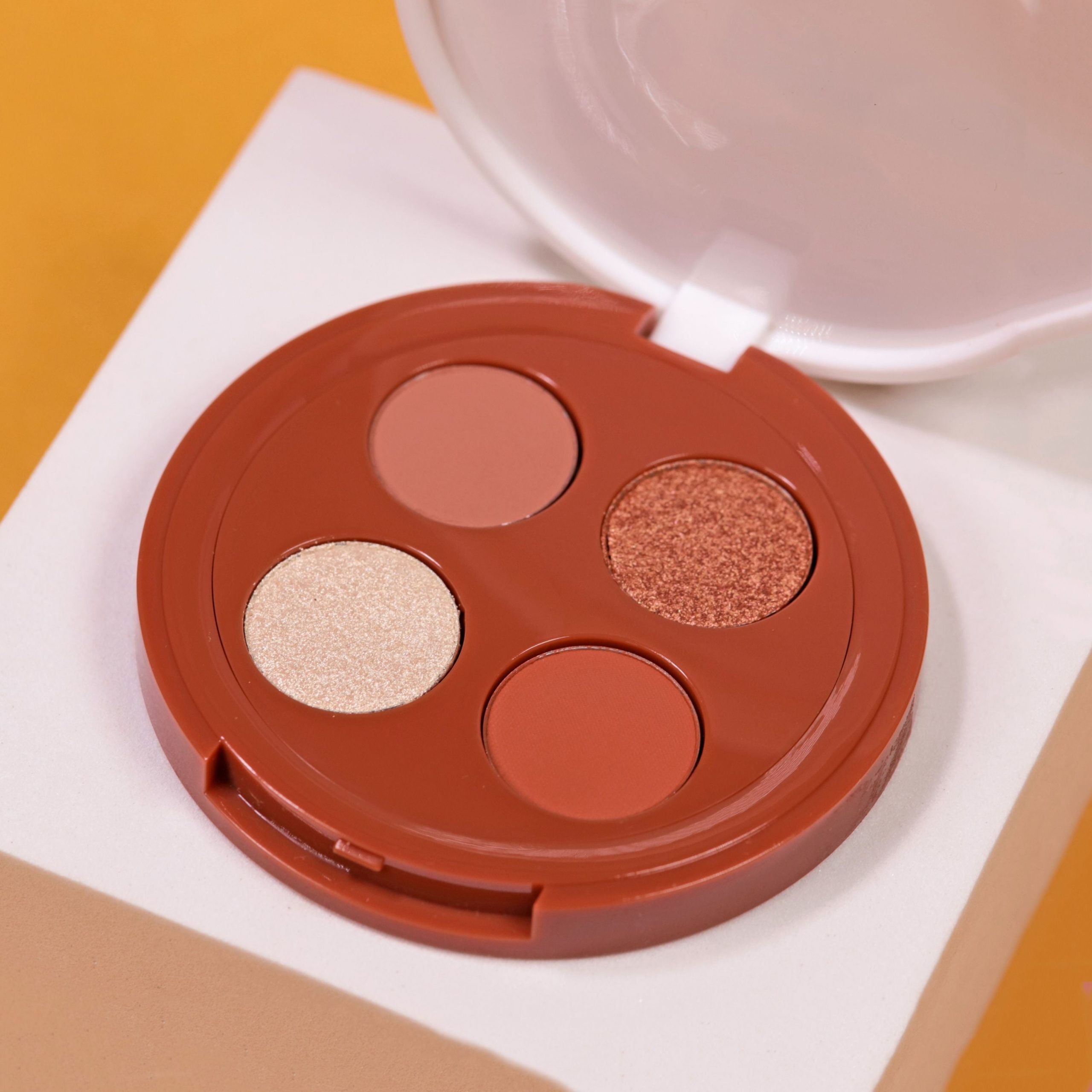 EFF_EYESHADOWPALETTE_PUMPKINSPICELATTE_LIFESTYLE1.jpg