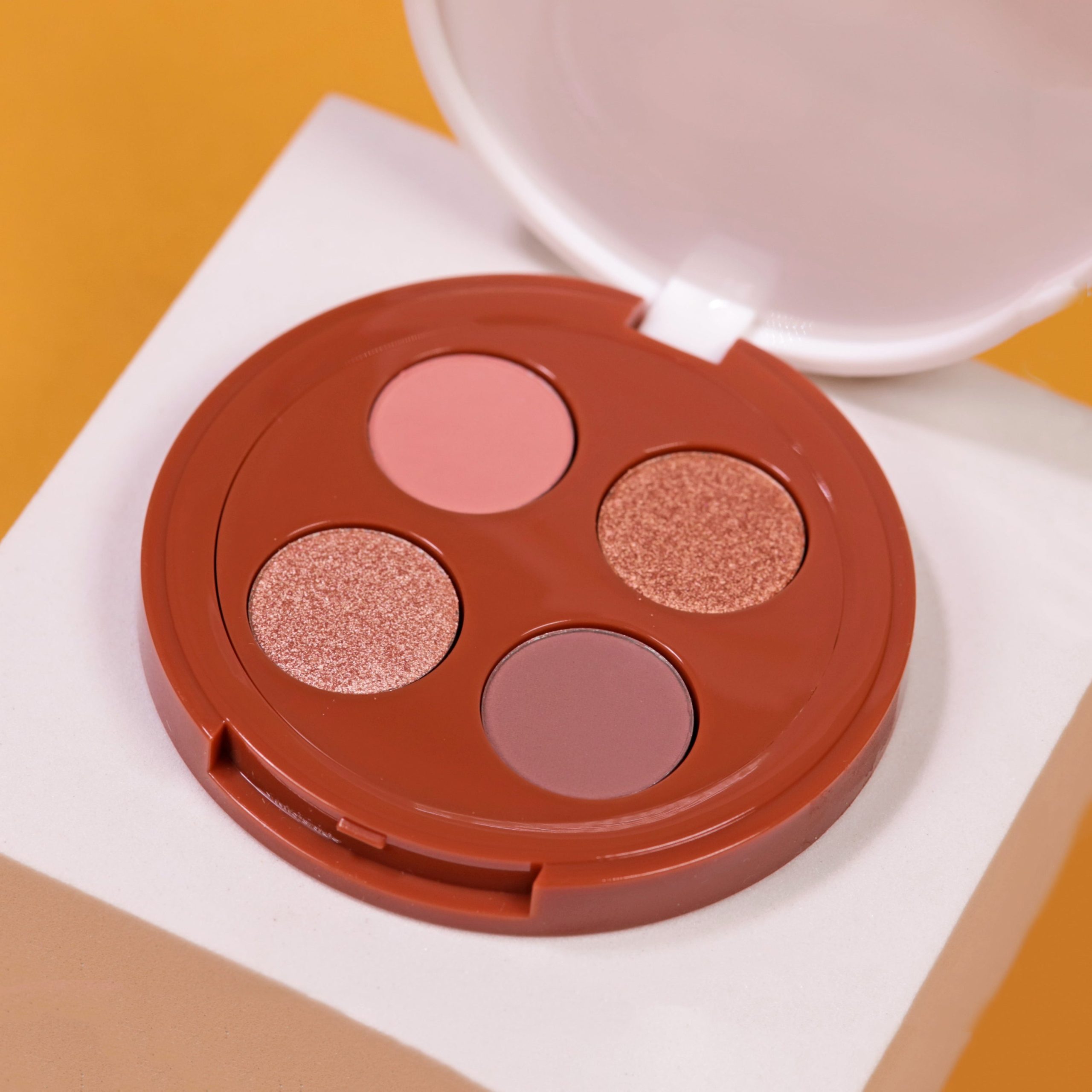 EFF_EYESHADOW_CAFFEMOCHA__LIFESTYLE2.jpg