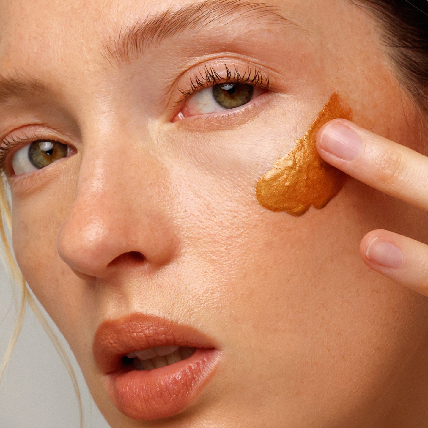 ErePerez-PeachGelBronzeDrops-1080x1080-WEB8.jpg