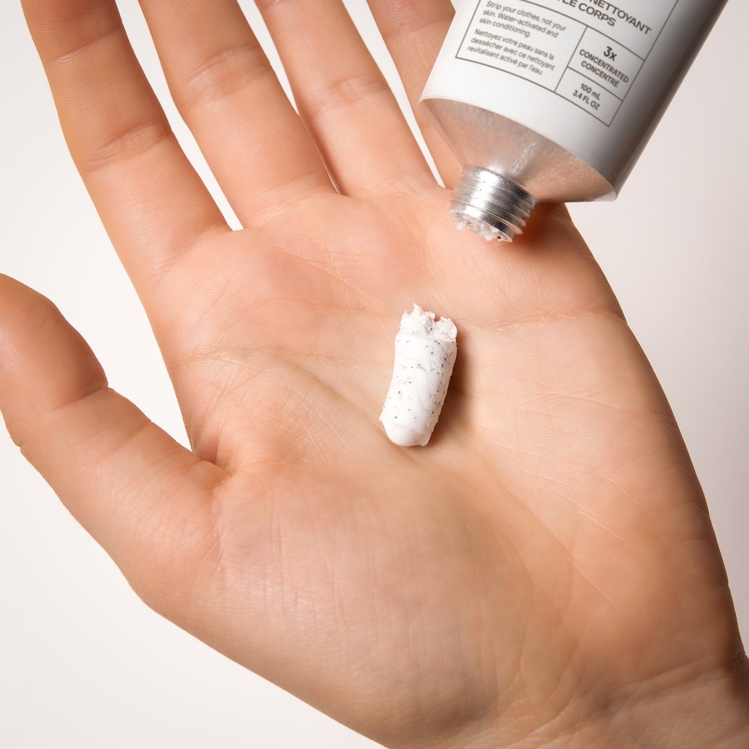 Everist_TheExfoliatingBodyWashConcentrate_Lifestyle4.jpg