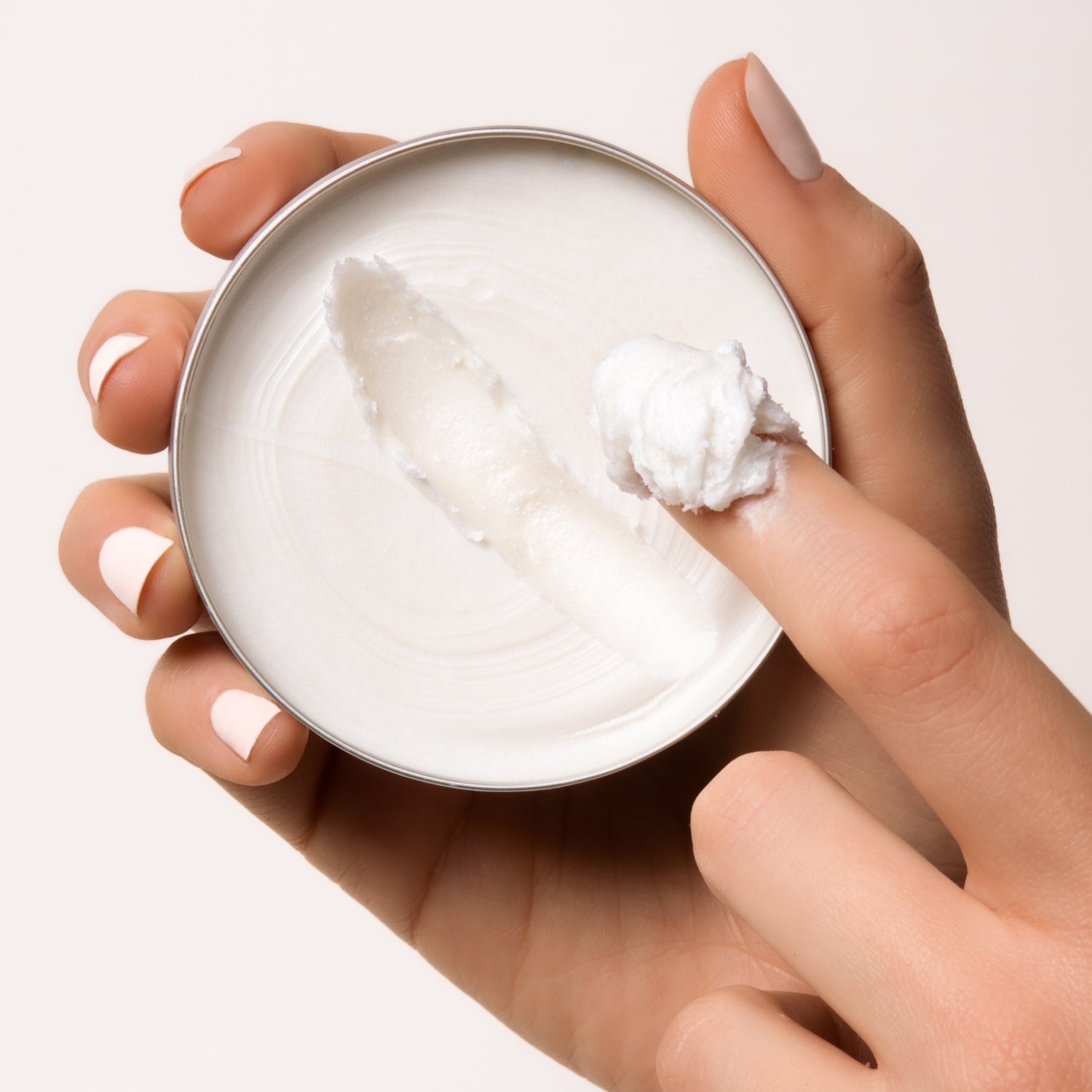 Everist_TheShampooConcentrateTin_100ml_Lifestyle4.jpg