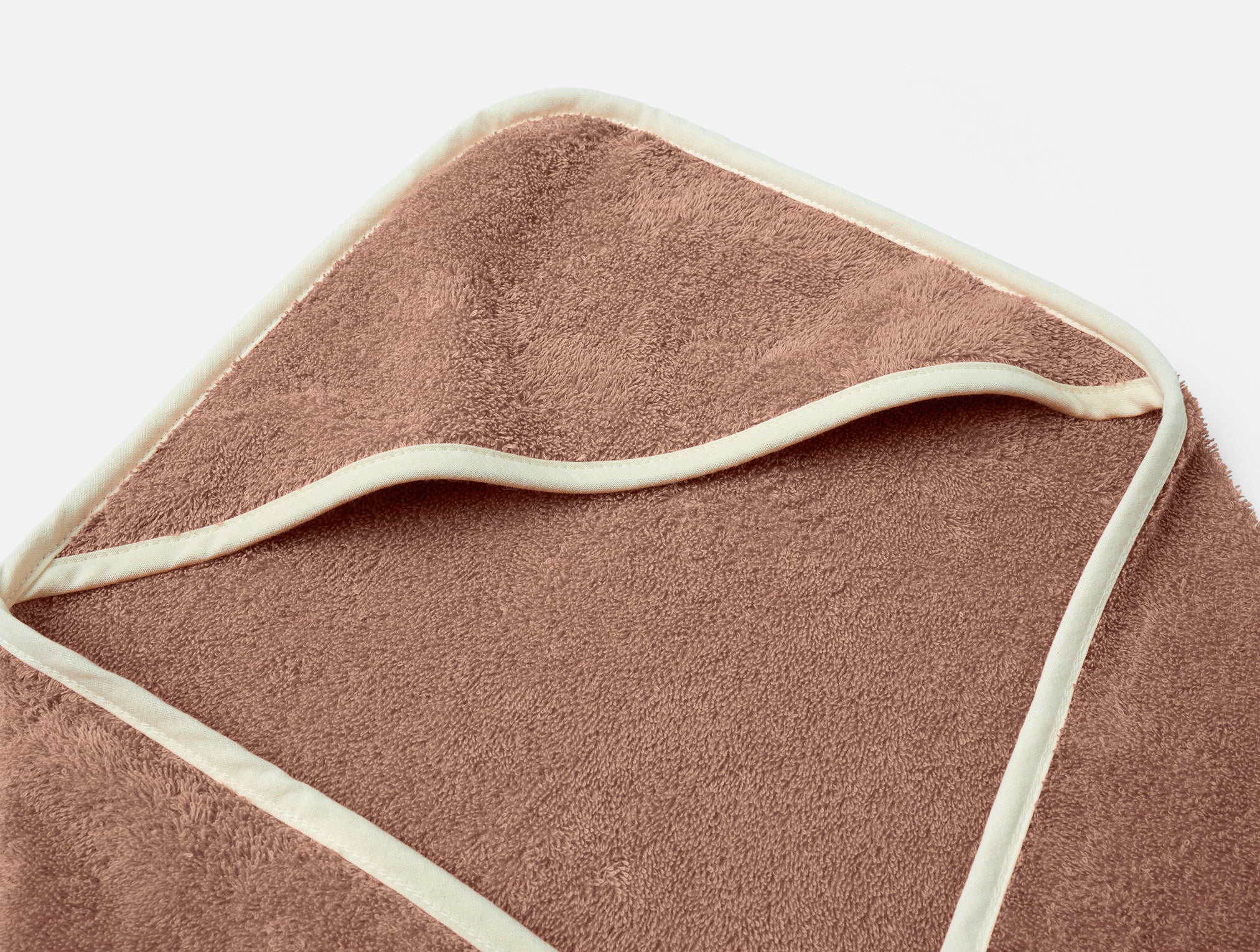 FA25_CloudLoomOrganic_BabyHoodedTowelSet_PralinewUndyed_3810.jpg