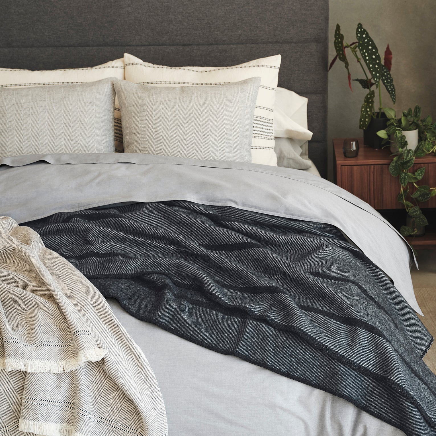 FA25_EEcom_CrinkledPercaleBed_GraphiteChambray_B_063_93173205-e3d9-4cd9-80d7-1a7b2f773a48.jpg