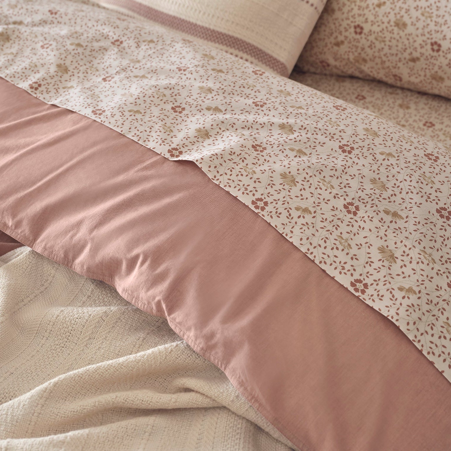 FA25_EEcom_PrintPercaleBed_PralineMeadow_B_086_c6b0bfe3-b1c9-476e-bcbe-22bc47946f60.jpg