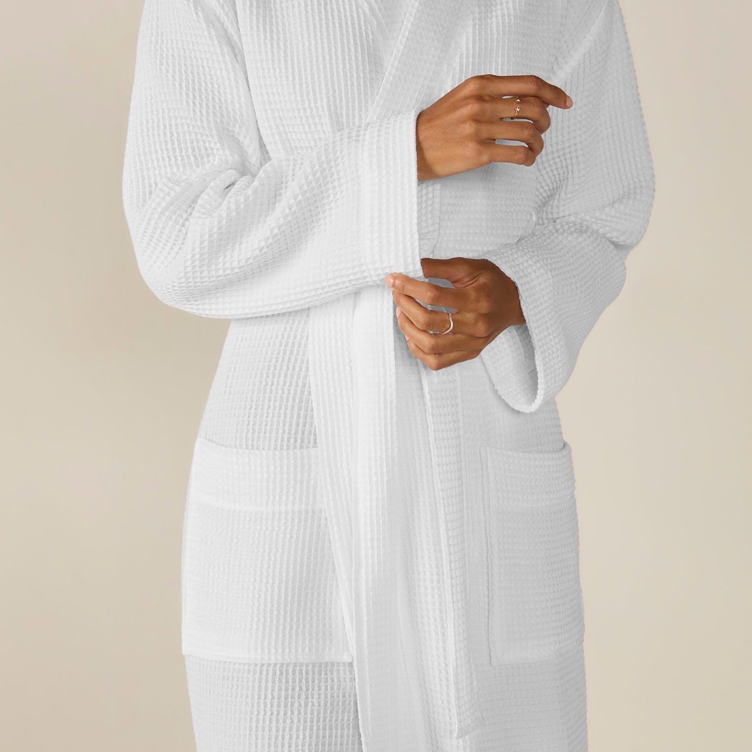 FA25_UnisexOrganicWaffle_Robe_AlpineWhite_W_5080.jpg