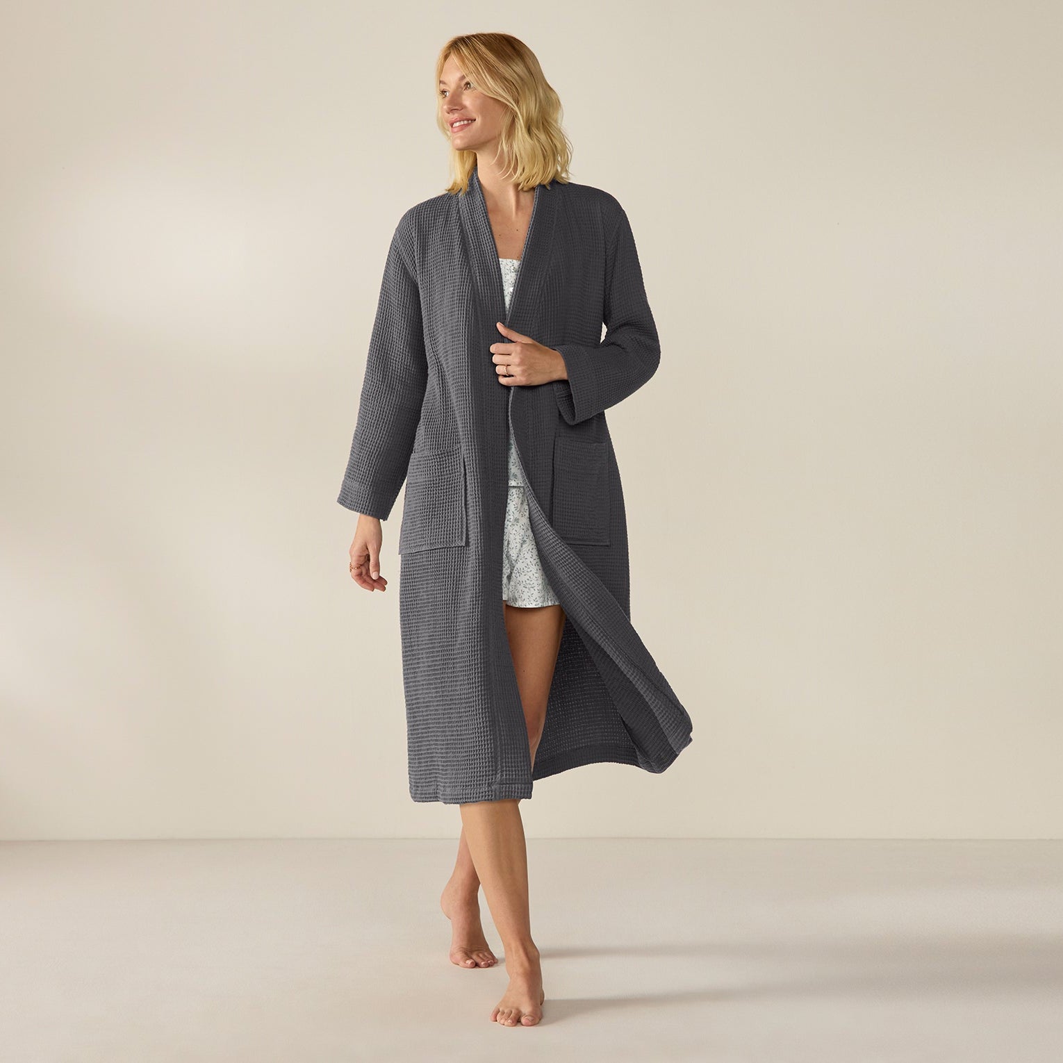 FA25_UnisexOrganicWaffle_Robe_Shadow_W_5414.jpg