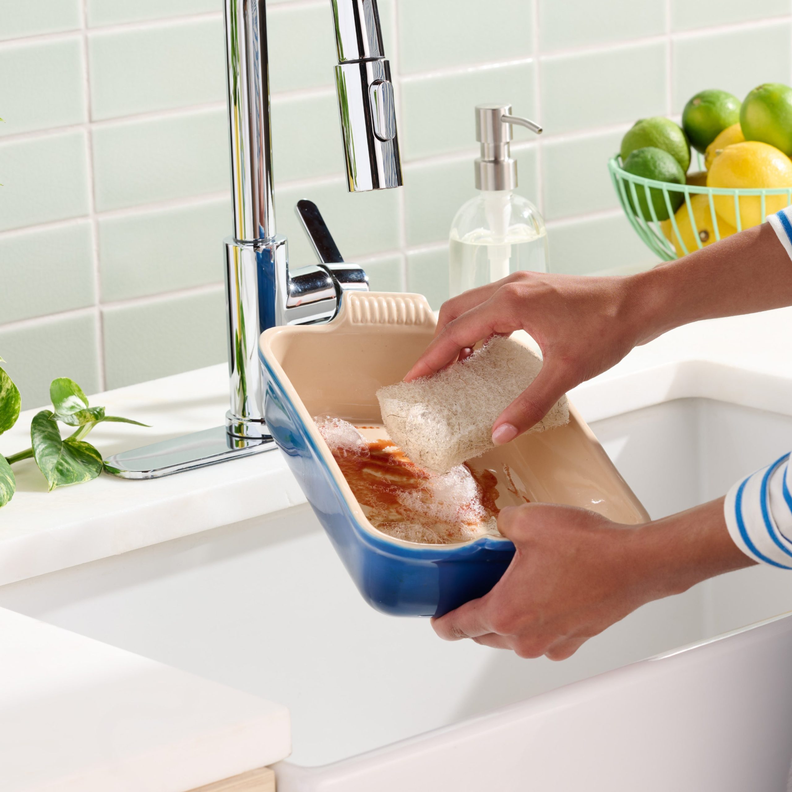 GCO_2025_Coconut_Scouring_Pad-PDP05_In-Use.jpg