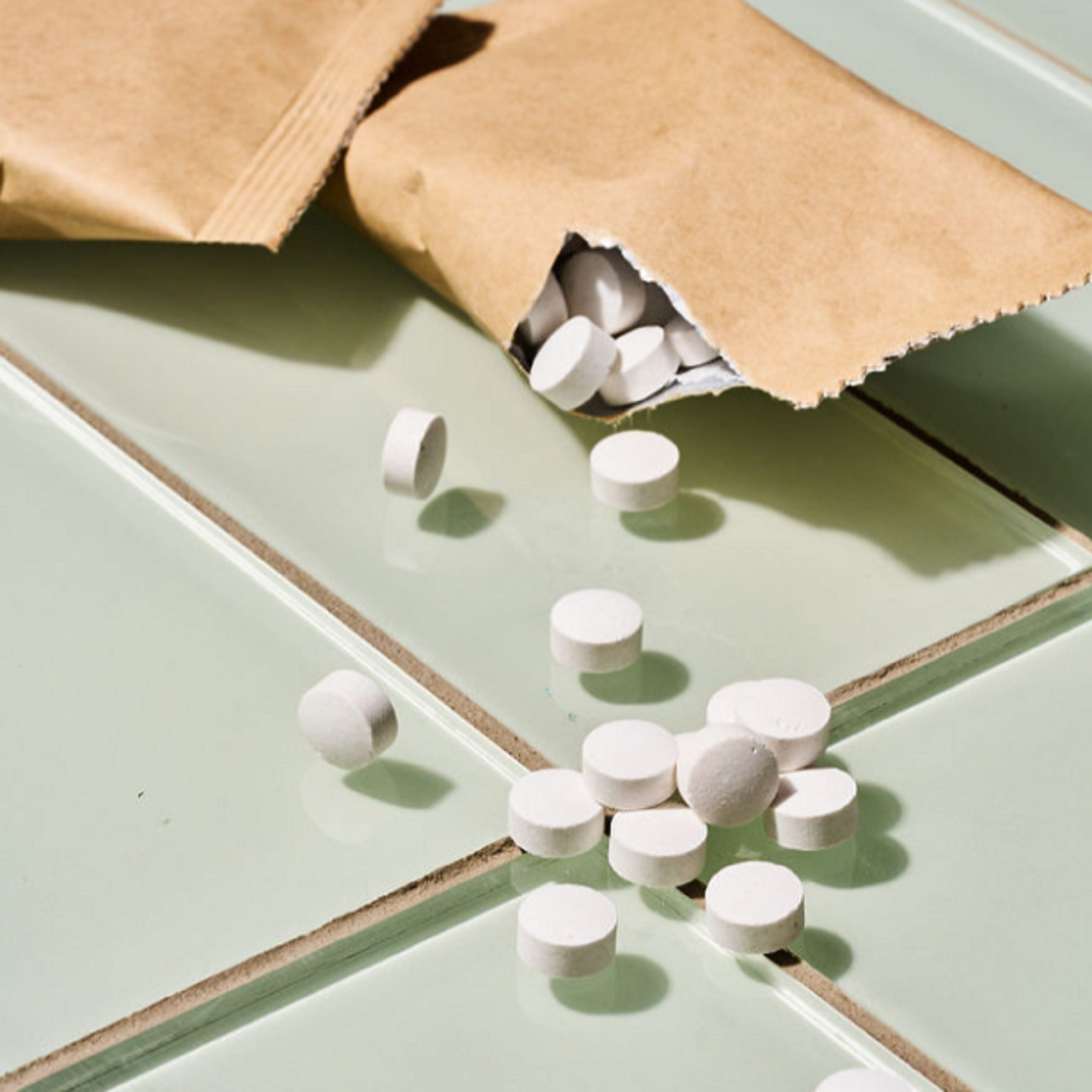 Huppy_Toothpaste_Tablets_Refill_Peppermint_Lifestyle_1_ql1buh.jpg