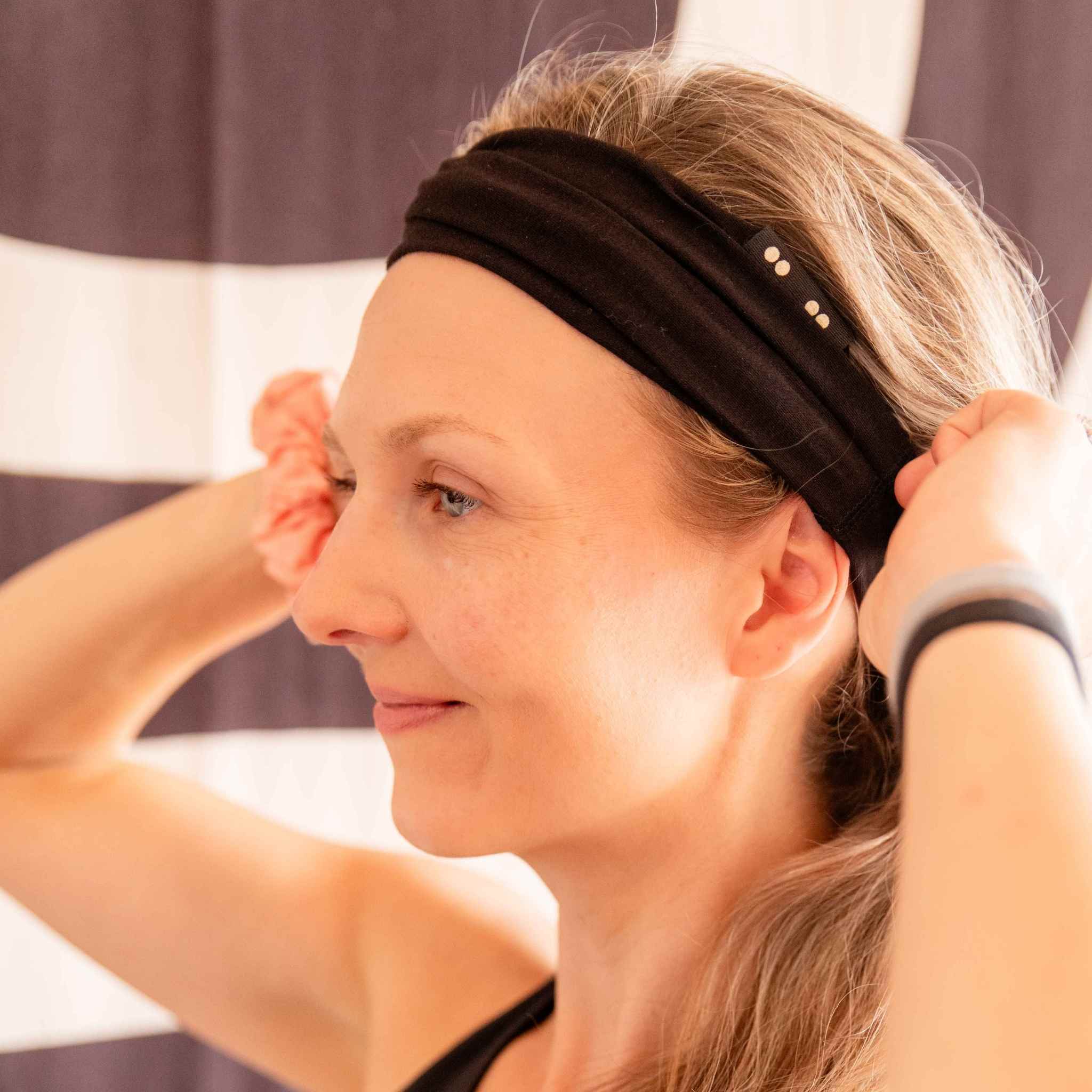 KOOSHOO_1100ENS002_Twist_Headband_Black_LIFESTYLE1.jpg
