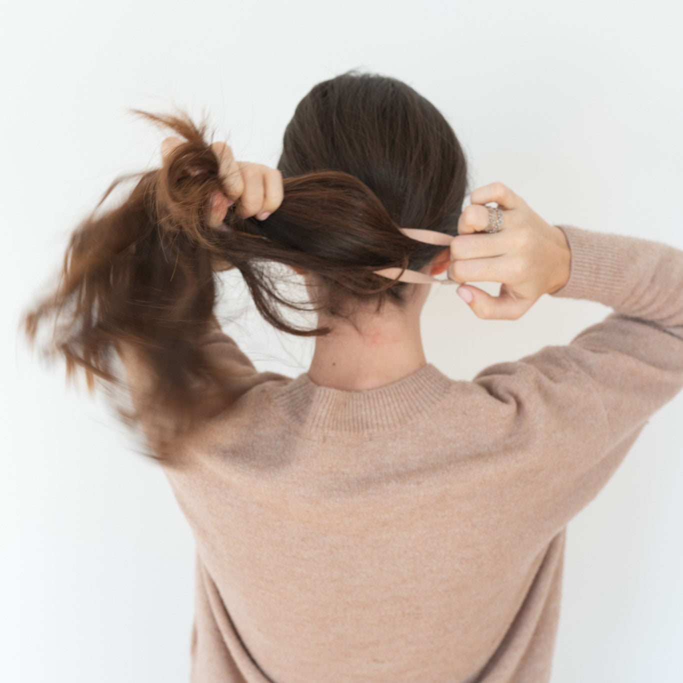 KOOSHOO_1101LILBLD_Plastic-free_Flat_Hair_Ties_Blond_LIFESTYLE.jpg