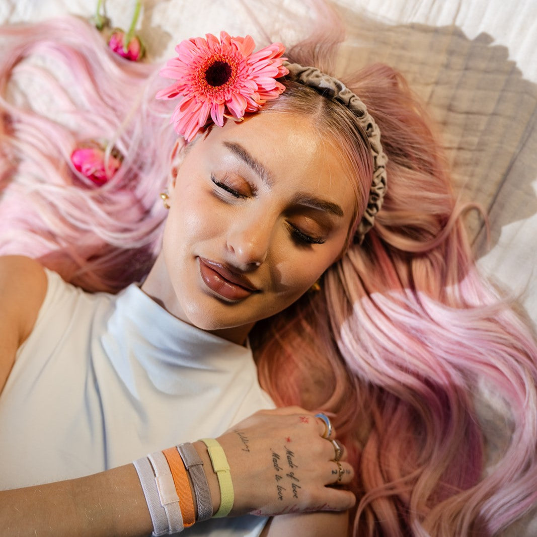 KOOSHOO_1101LILBRS_Plastic-free_Flat_Hair_Ties_Bright_Spark_LIFESTYLE.jpg