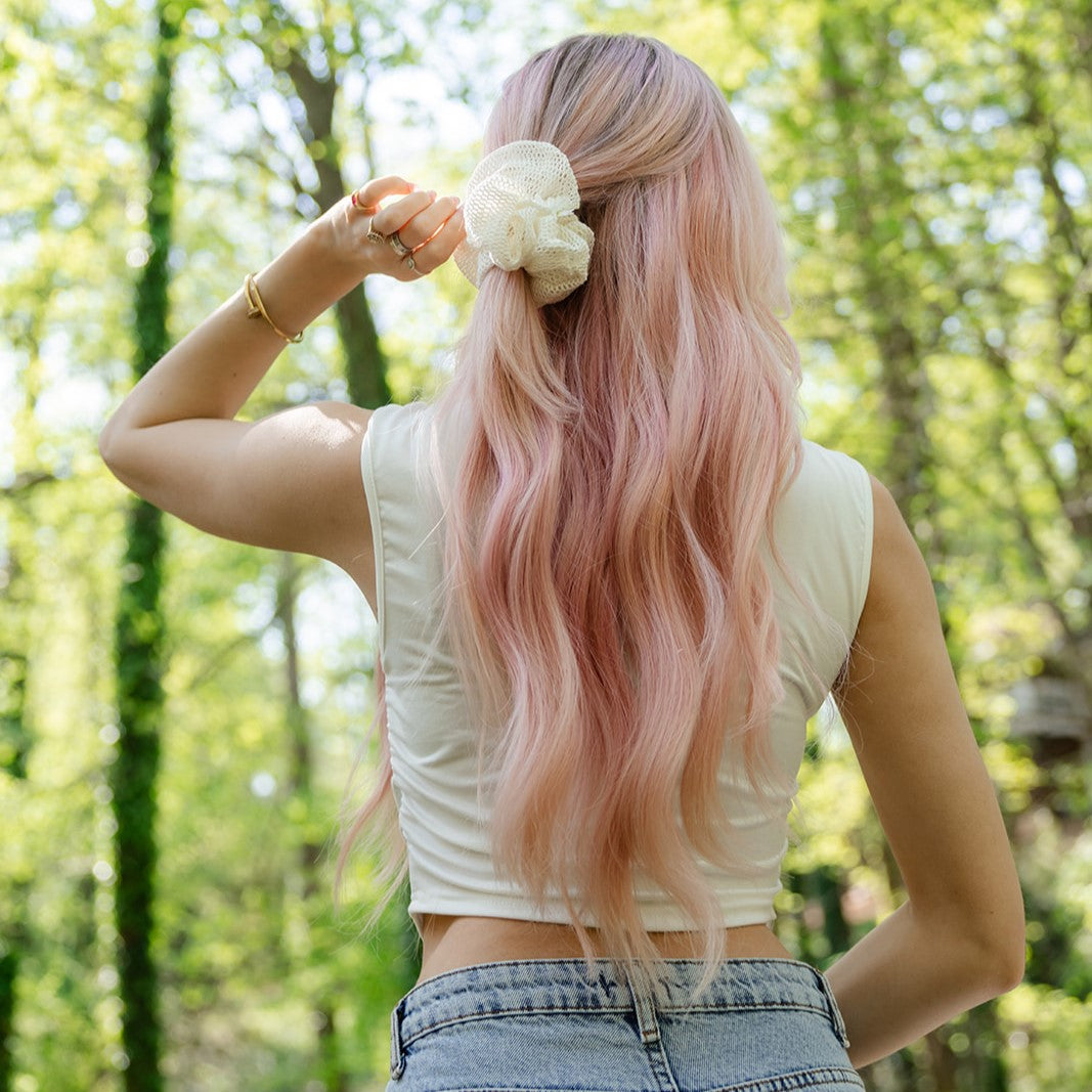 KOOSHOO_1104HSCCCM_Plastic-freeHoneycombScrunchie_CoconutMilk_LIFESTYLE2.jpg