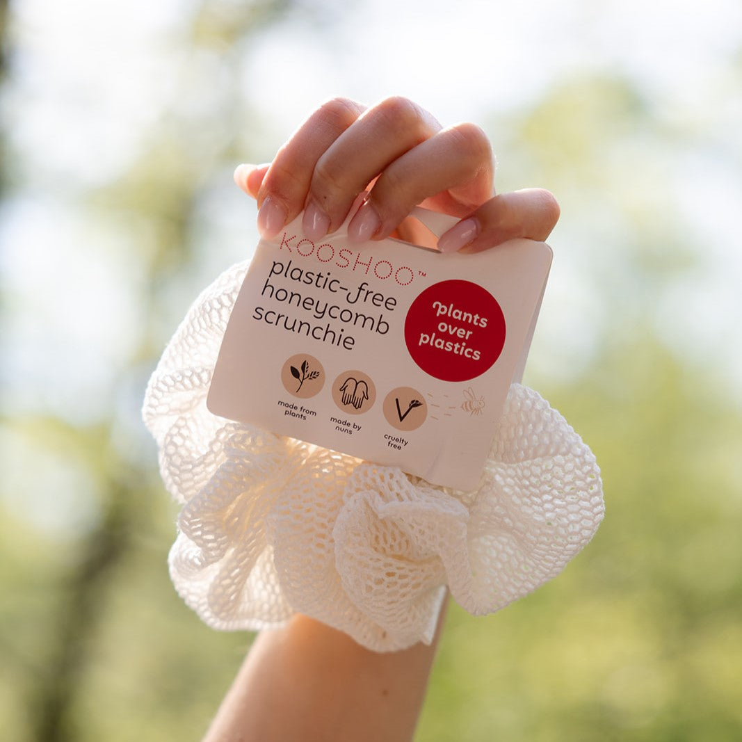 KOOSHOO_1104HSCCCM_Plastic-freeHoneycombScrunchie_CoconutMilk_LIFESTYLE4.jpg