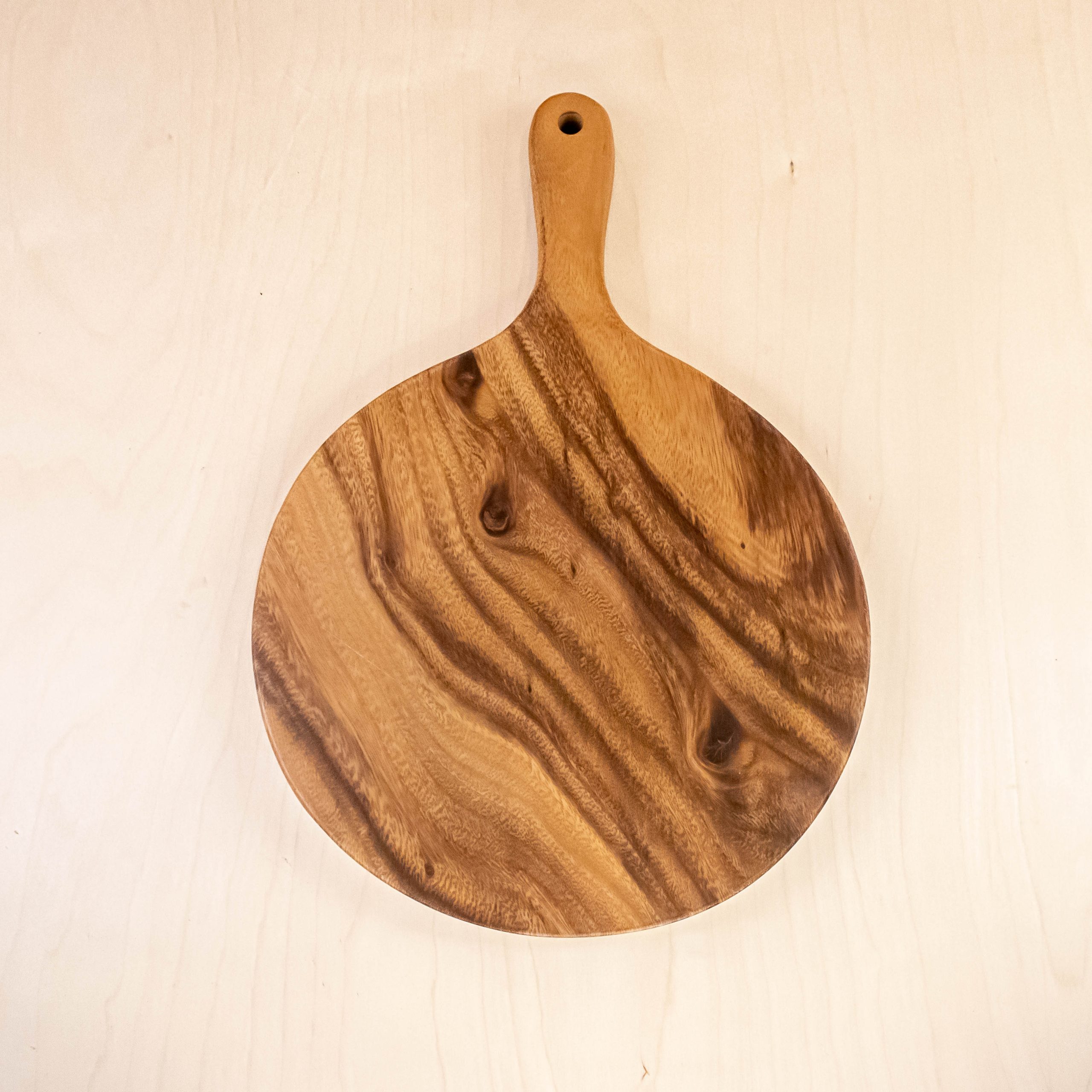 LIKHA_780008_Acacia-Cutting-Board-Round-with-handle-2.jpg