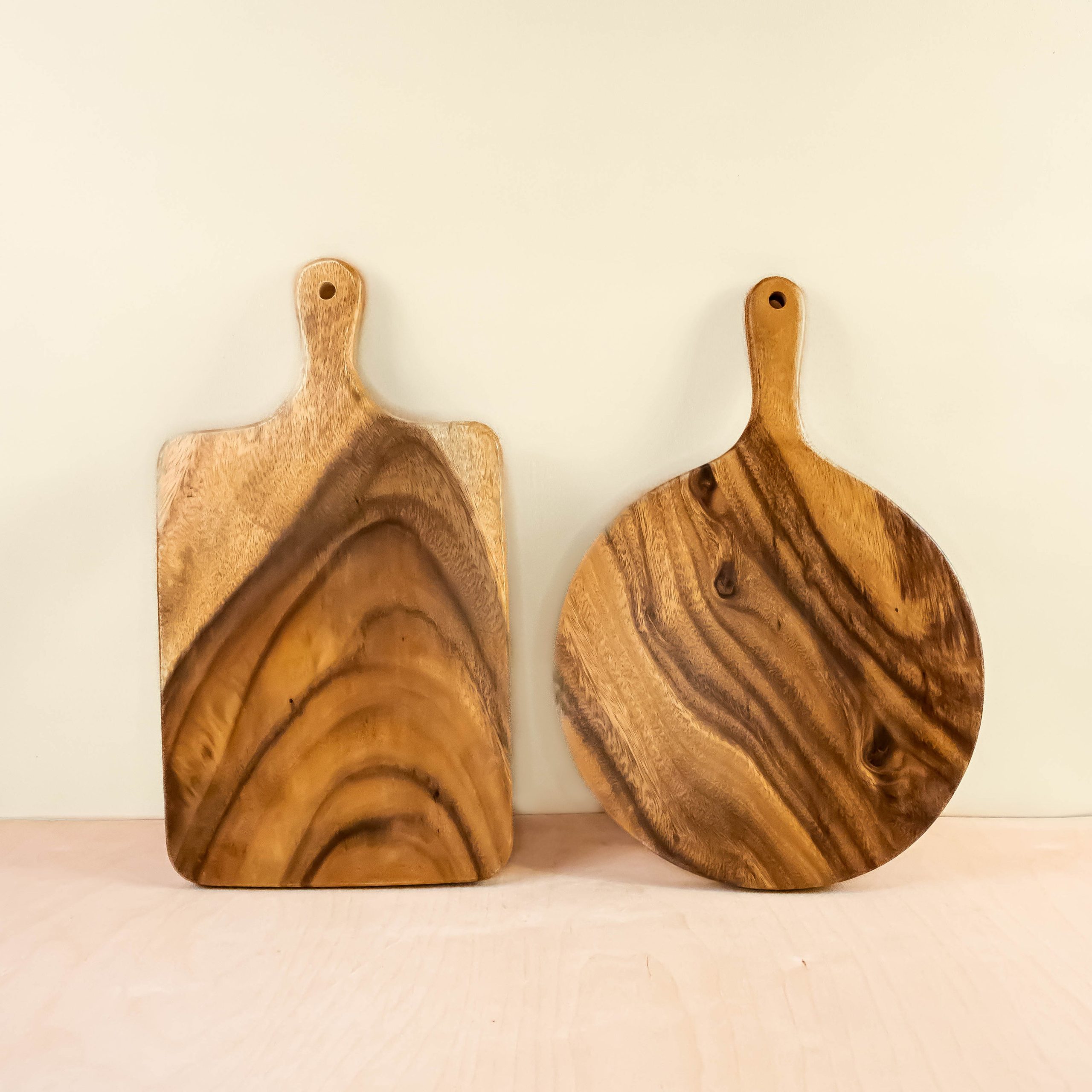 LIKHA_780008_Acacia-Cutting-Board-Round-with-handle-3.jpg