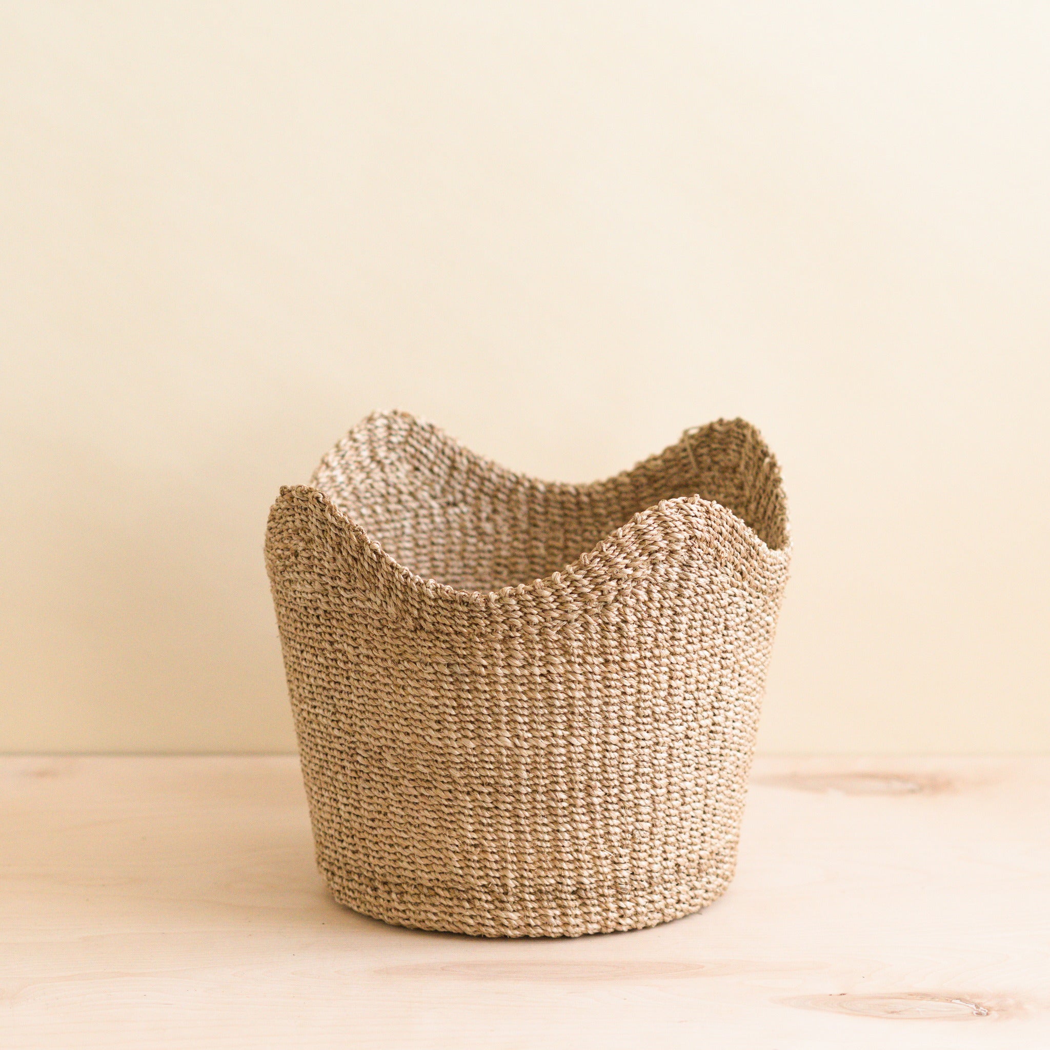 LIKHA_80020_Abaca-Scallop-Basket_Natural-1.jpg