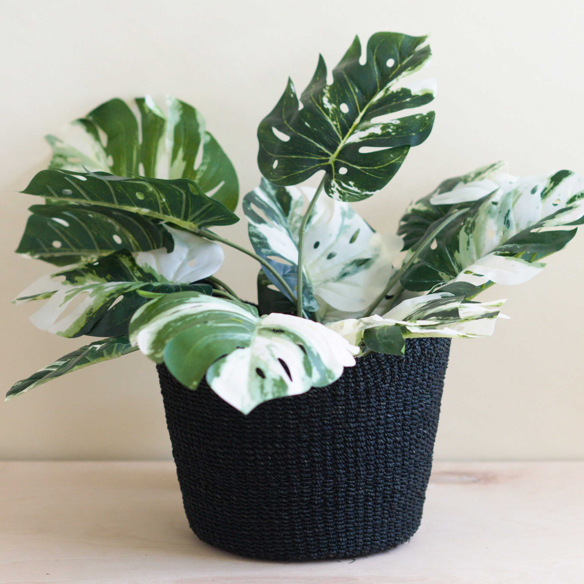 LIKHA_80021_Abaca-Scallop-Basket_Black-2.jpg