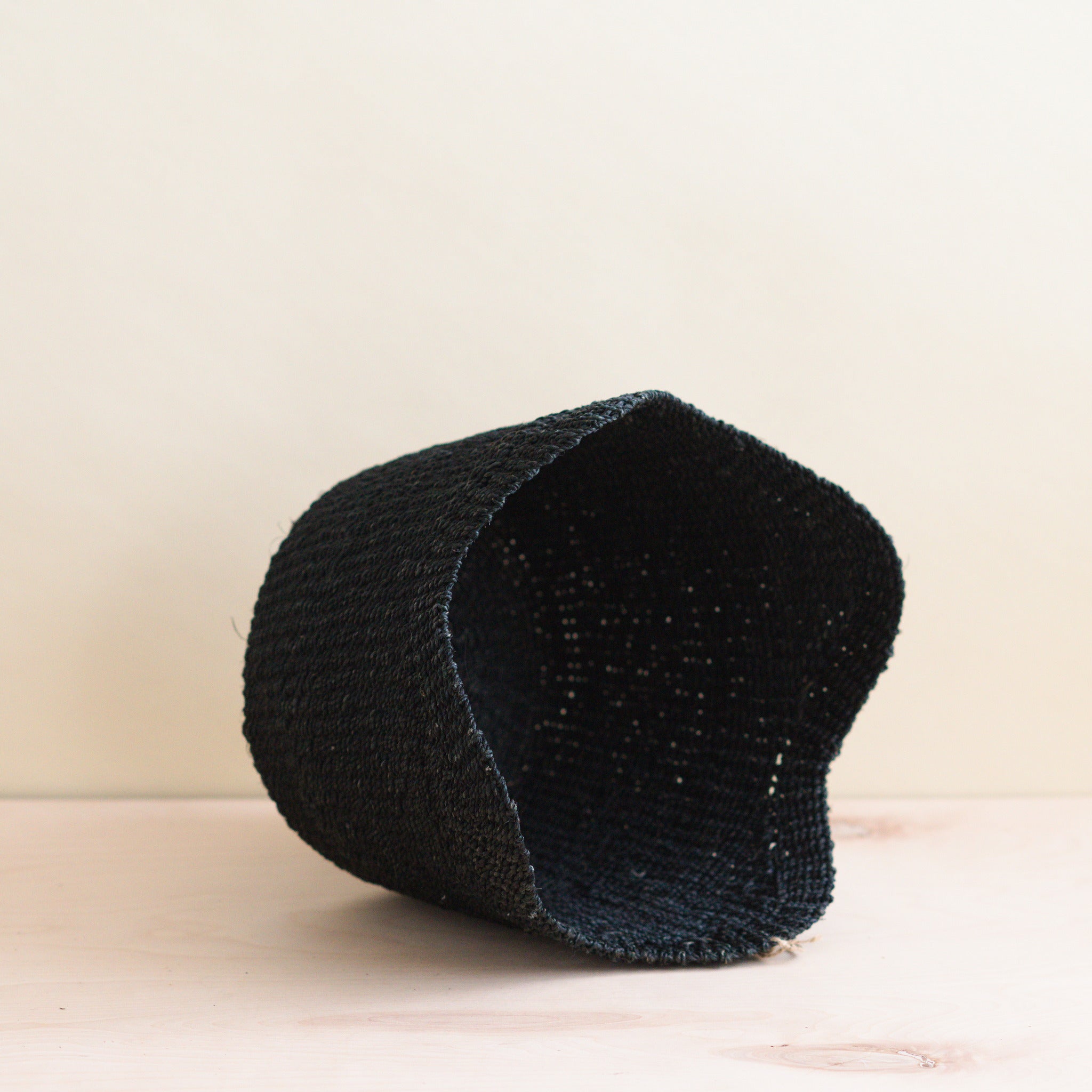 LIKHA_80021_Abaca-Scallop-Basket_Black-4.jpg
