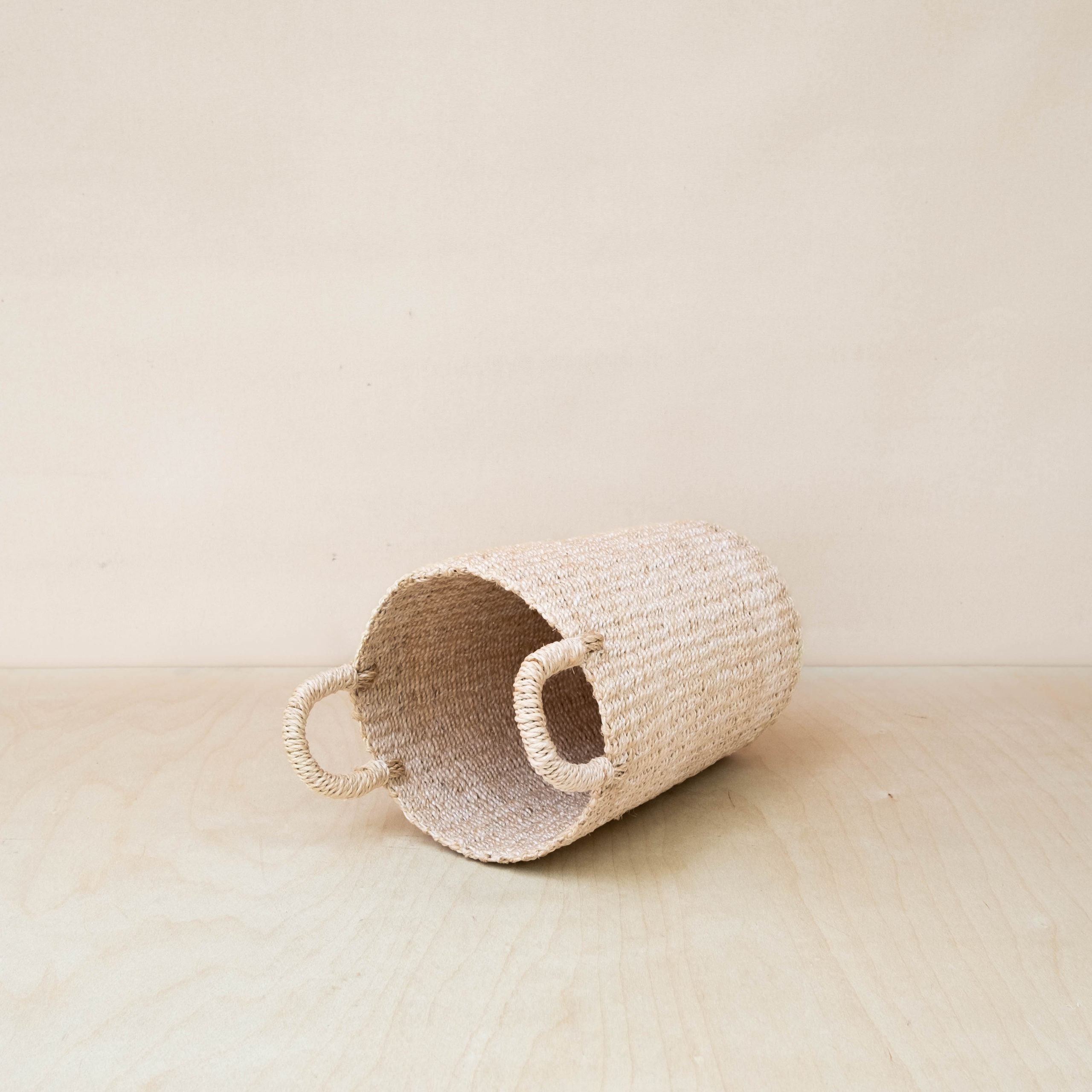 LIKHA_80119_Abaca-Cylinder-Vase_Natural-5.jpg