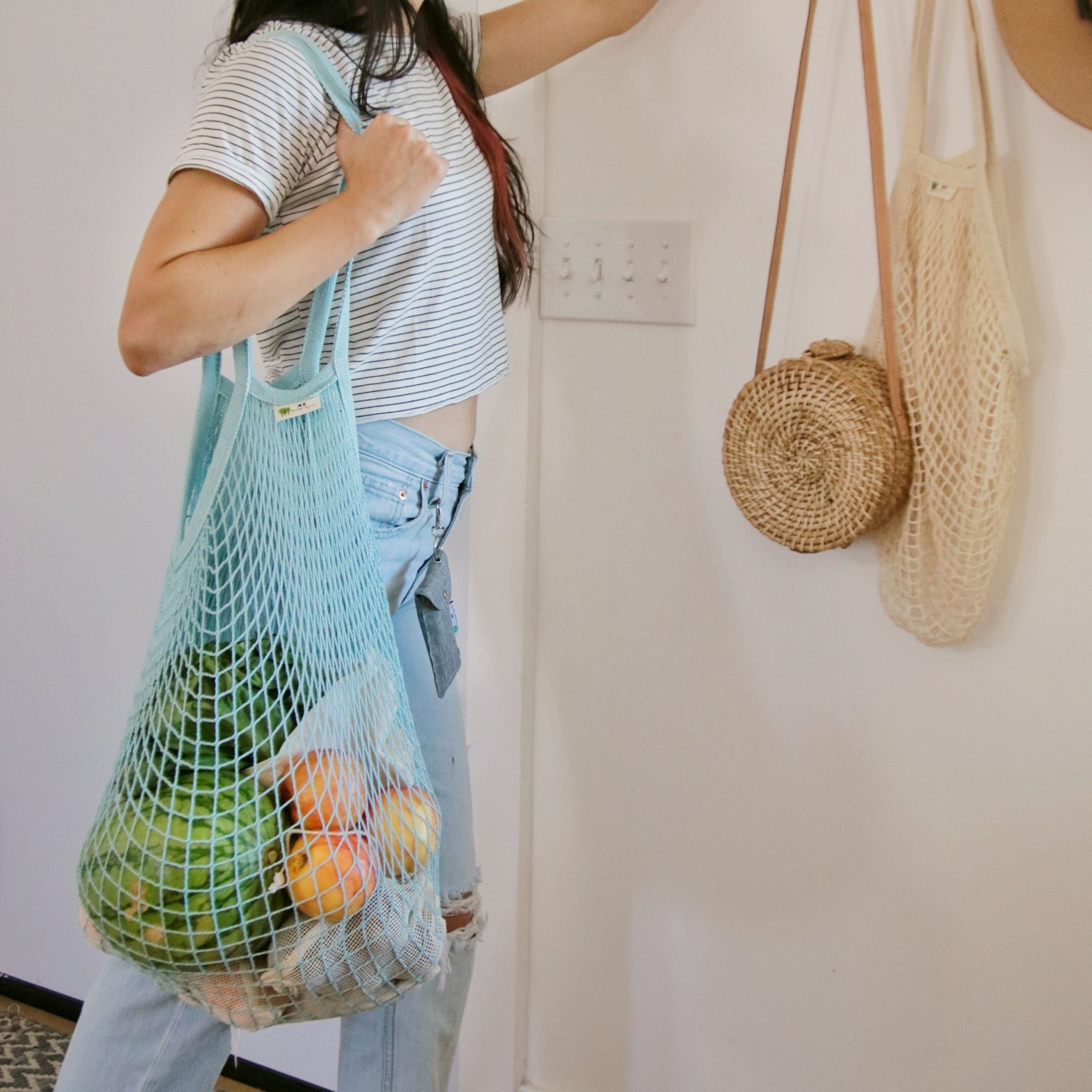 MME_OneTripperBag_TropicalBlue_lifestyle1.jpg