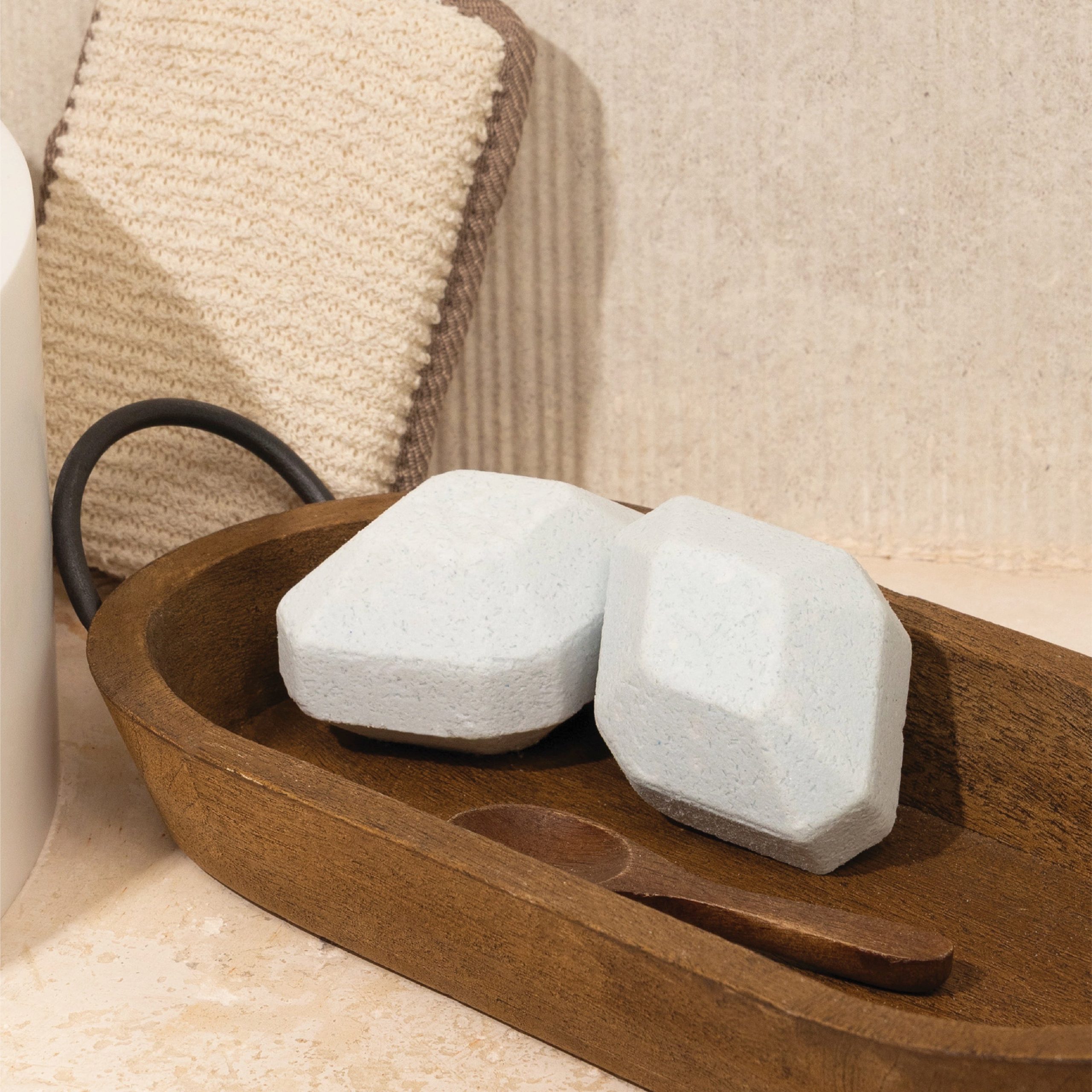 Pacha_BreatheEpsomSaltBathBomb_Breathe_Lifestyle.jpg