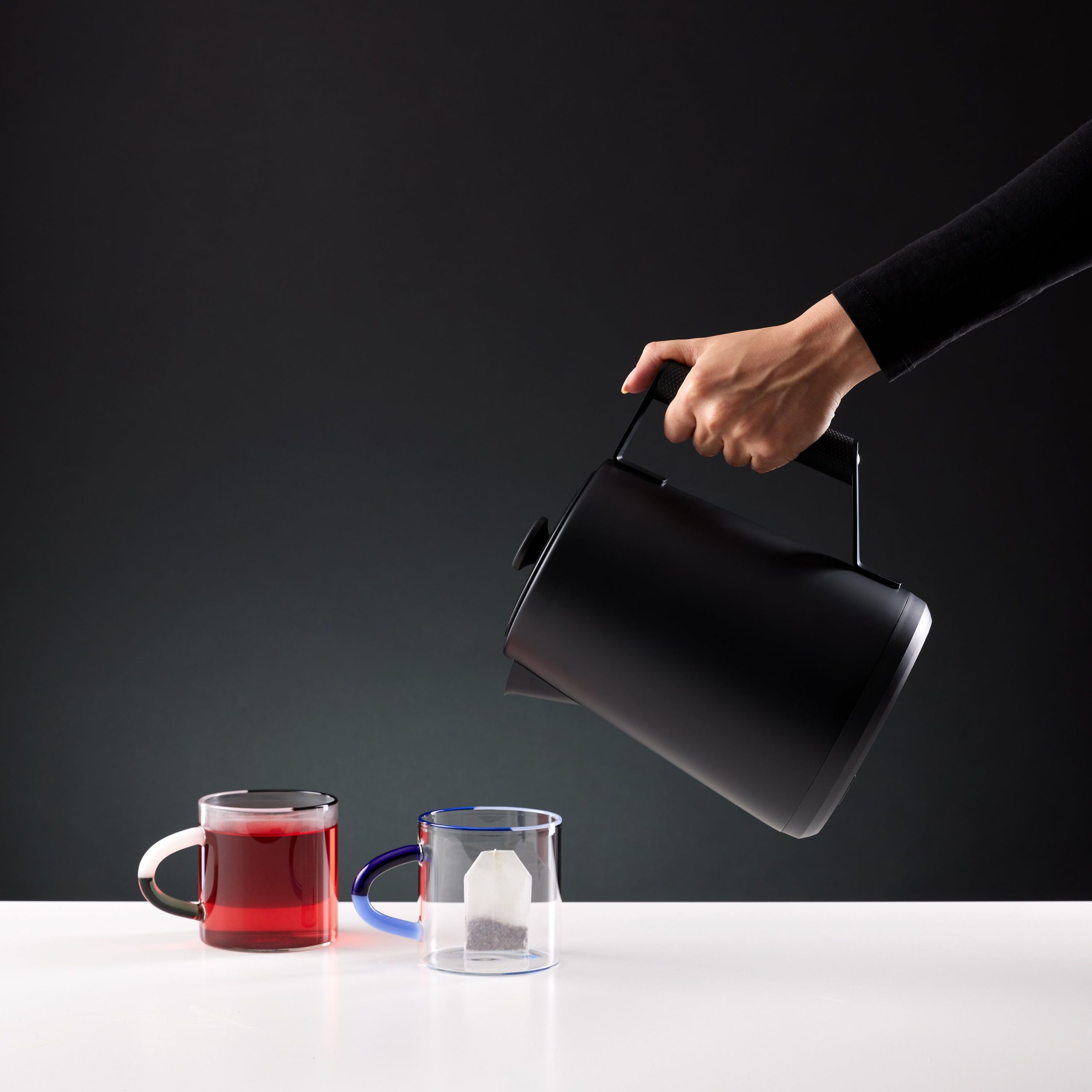 Saki_LunaElectricKettlePro_MatteBlack_Lifestyle_1.jpg