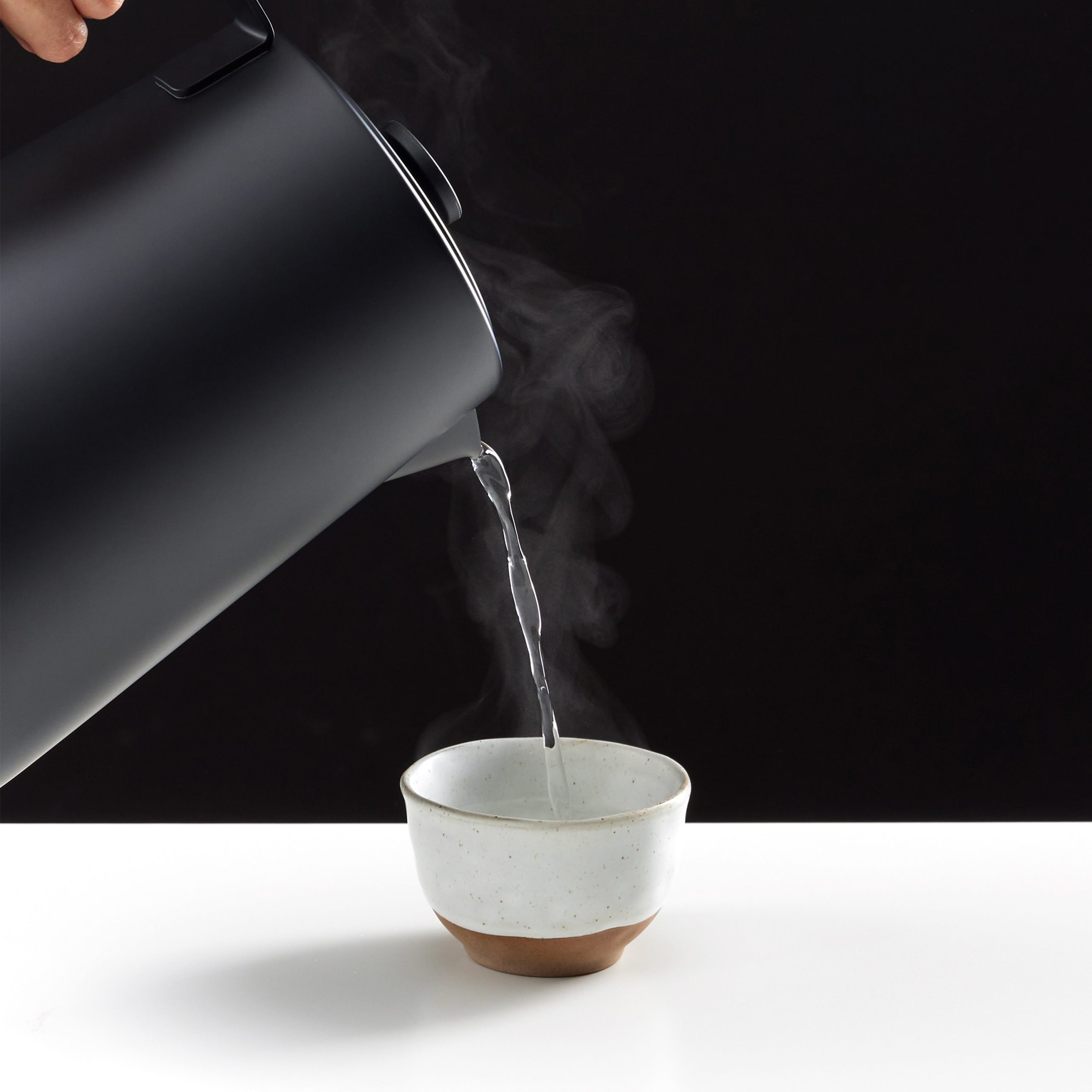 Saki_LunaElectricKettlePro_MatteBlack_Lifestyle_2.jpg