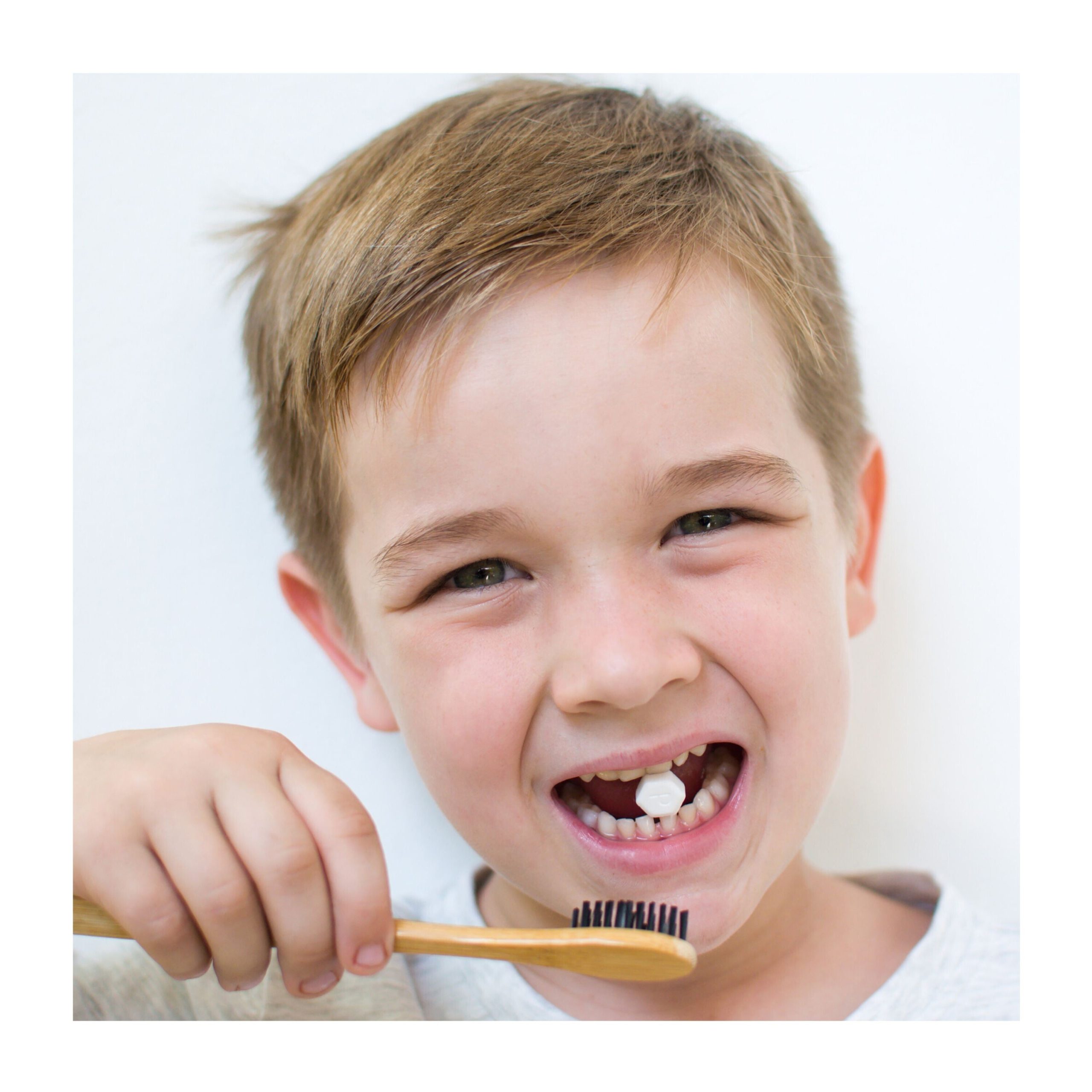 SuperBee_DentosEcoToothpasteTabs_14tabs_lifestyle_2.jpg