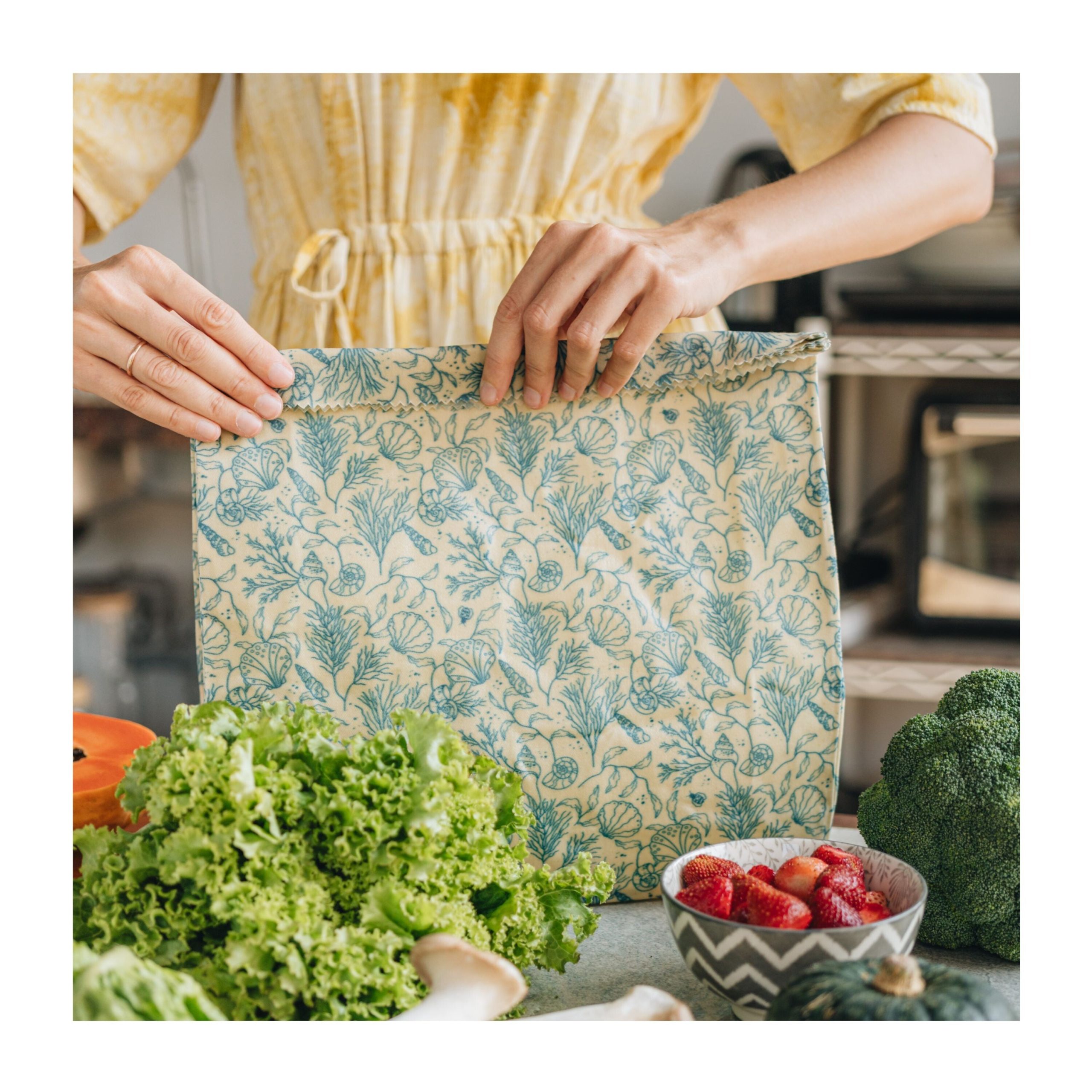 SuperBee_WaxedFoodBag_Large_Lifestyle_3.jpg