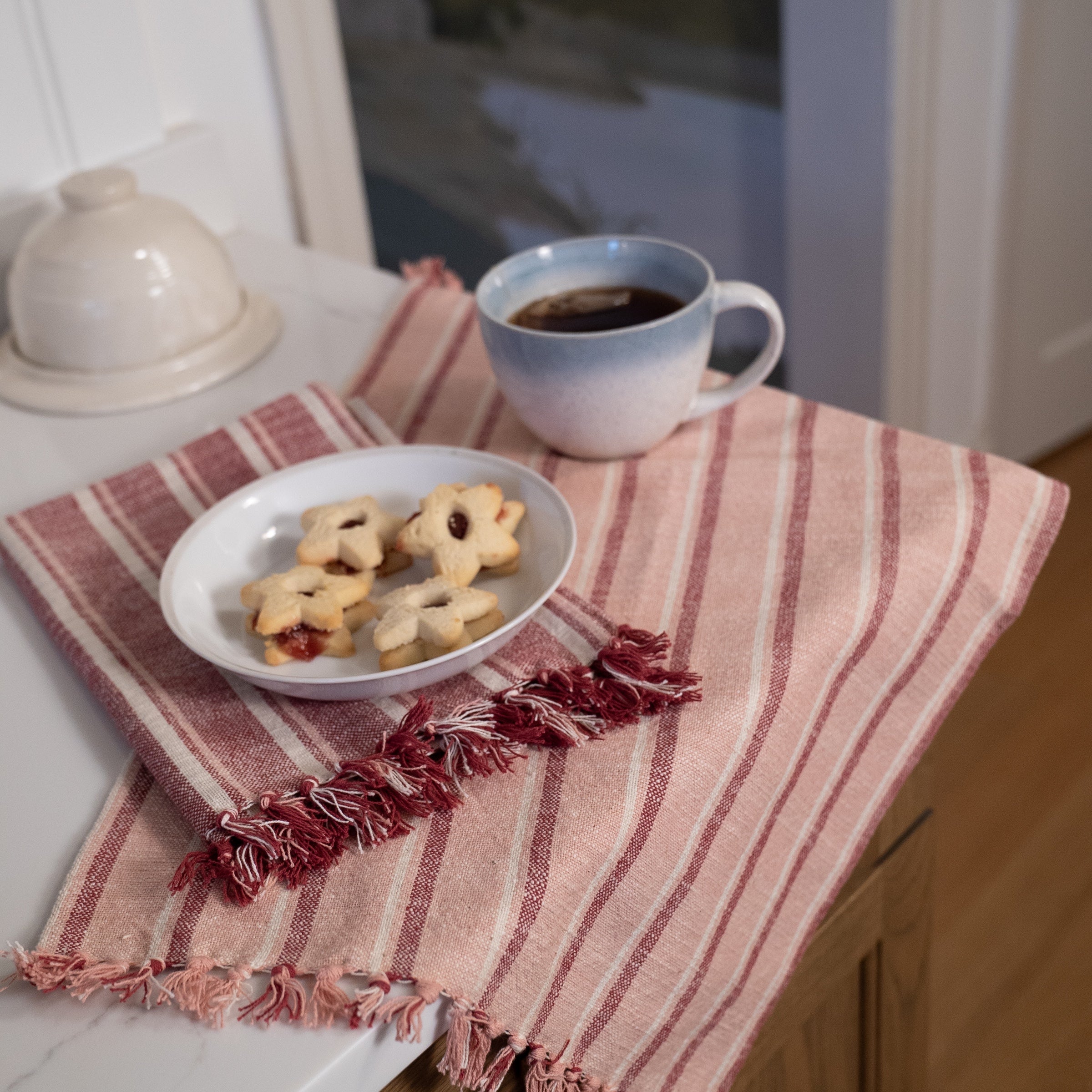 SupraEndura_StripedOrganicCottonKitchentowelSet-Pink_Burgundy_lifestyle_2.jpg
