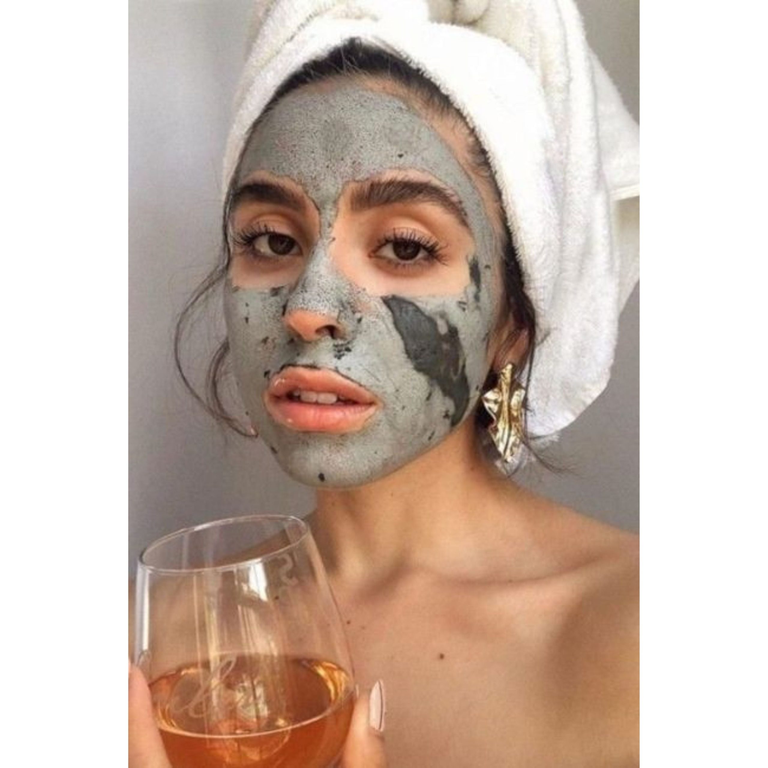 Womanusingmudmask2.jpg