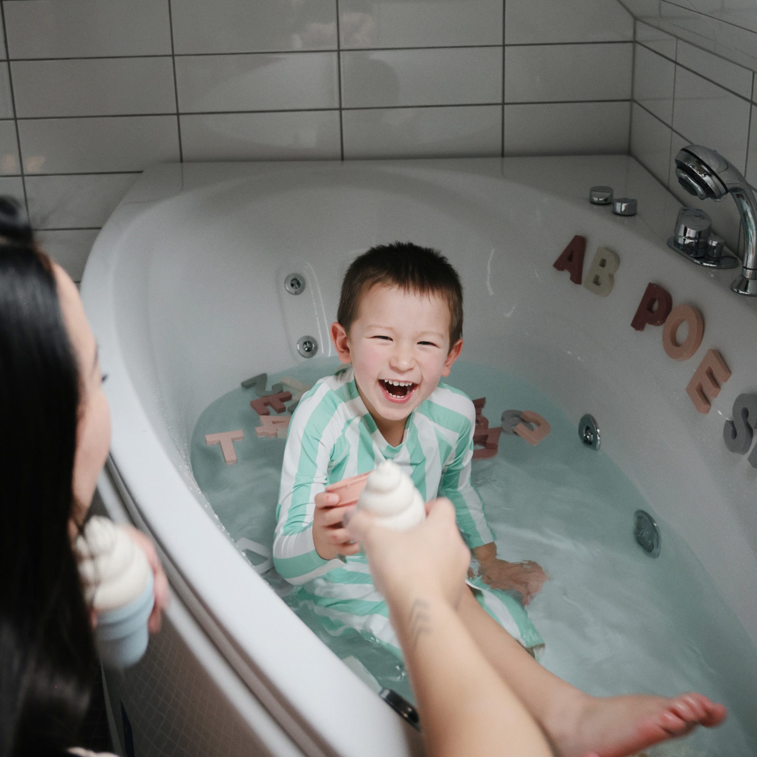 mushie_FoamLetters_NumbersBathPlaySet_Sol_03.jpg