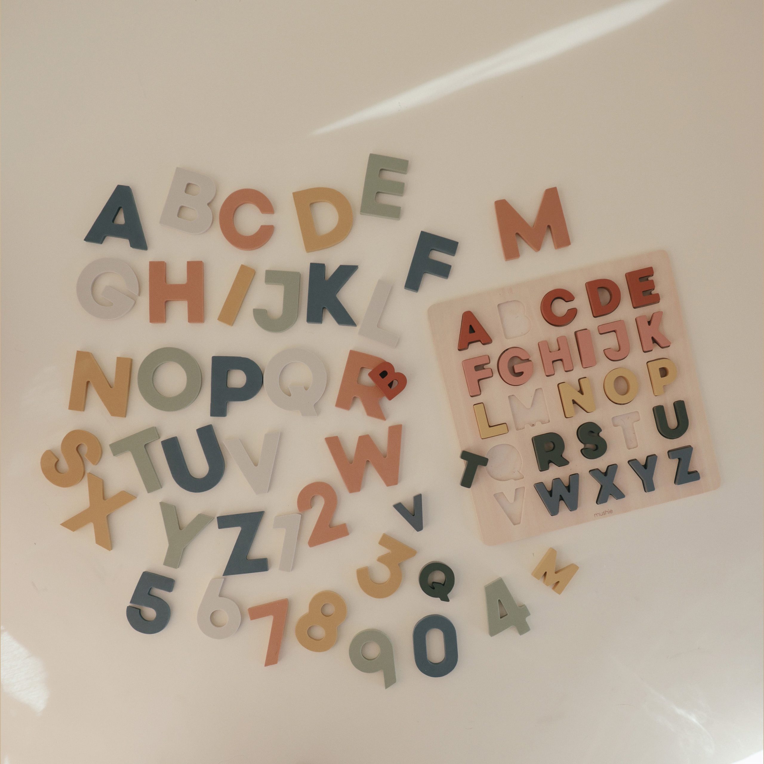 mushie_FoamLetters_NumbersBathPlaySet_Sol_04.jpg