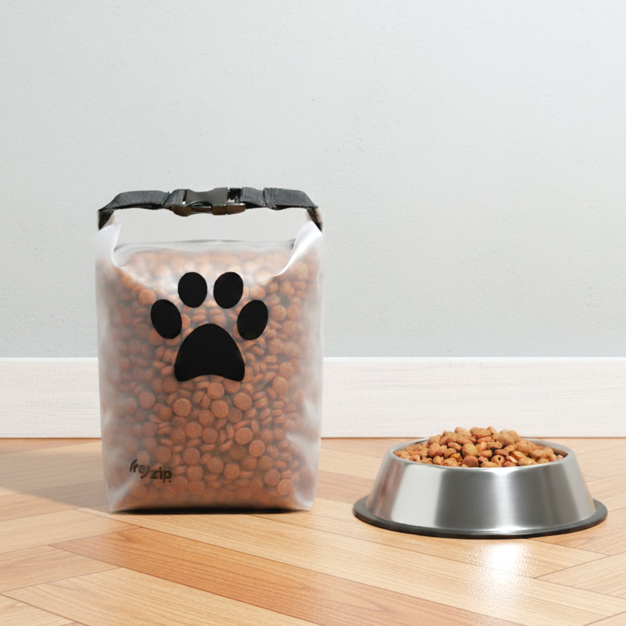 re_zip_ReusablePetFoodStorageBag_Clear_Medium_14Cups_Lifestlye.jpg