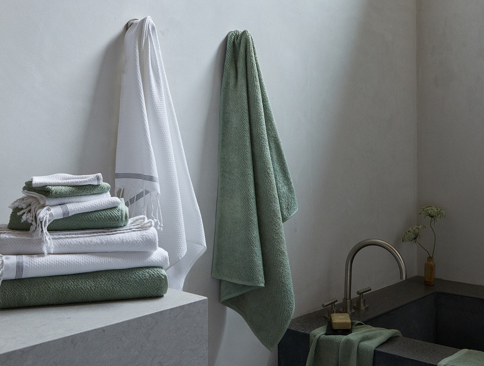 sp23_airweightorganictowel_jade_2_lifestyle_pdp_1_d27273df-d9b6-4803-b0d5-e012d92ec12c.jpg